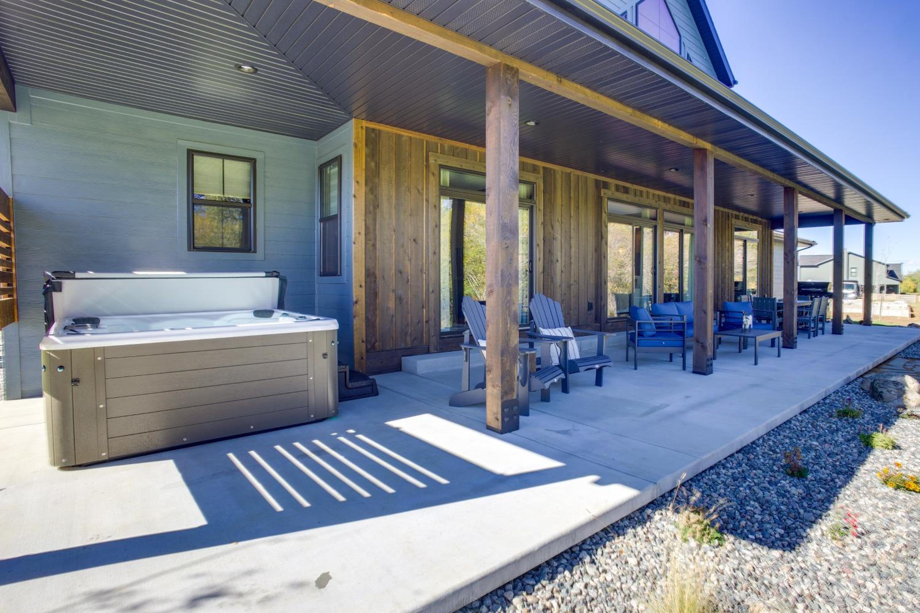 3 Mi to Dtwn Red Lodge Mtn-View Home with Hot Tub