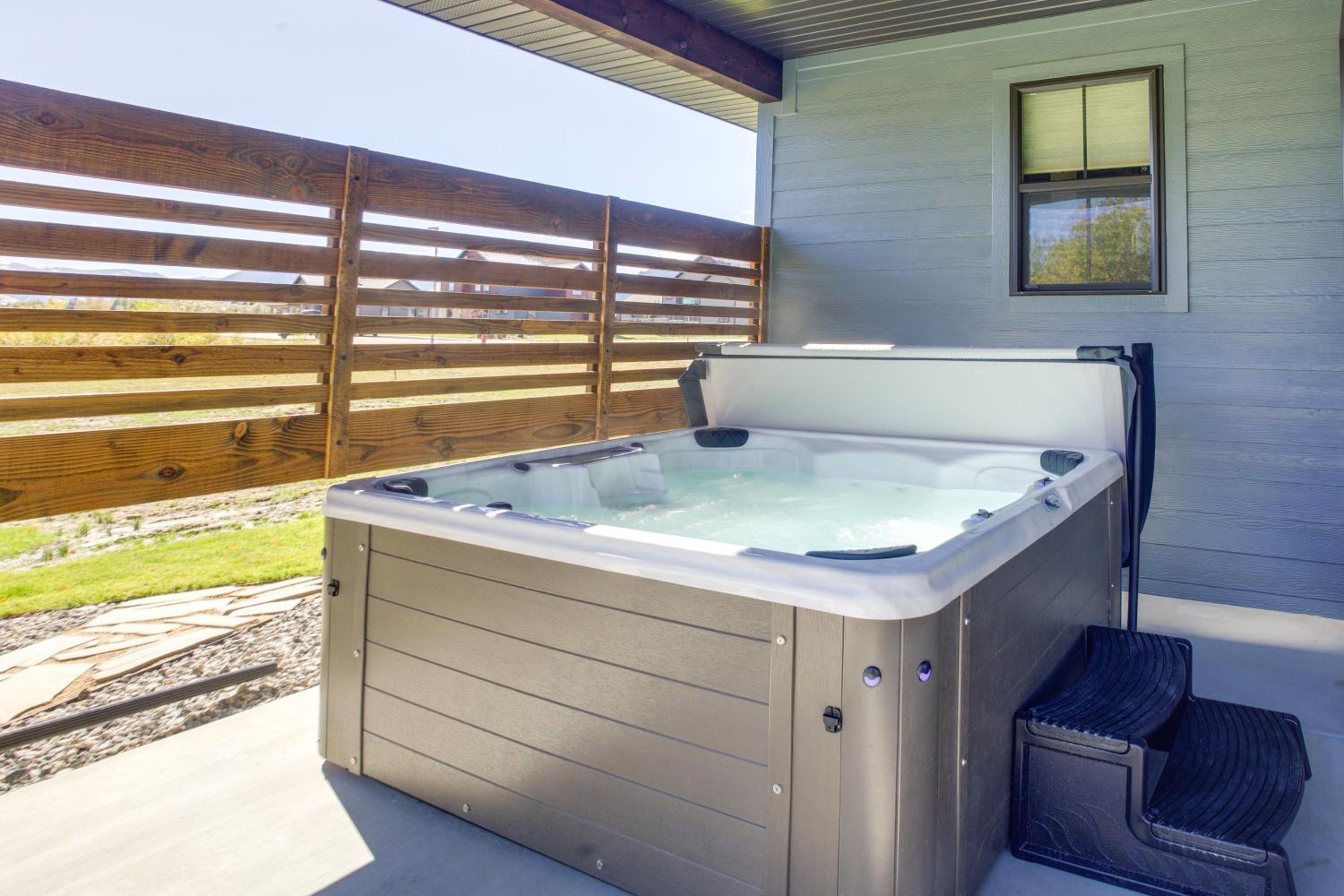 3 Mi to Dtwn Red Lodge Mtn-View Home with Hot Tub
