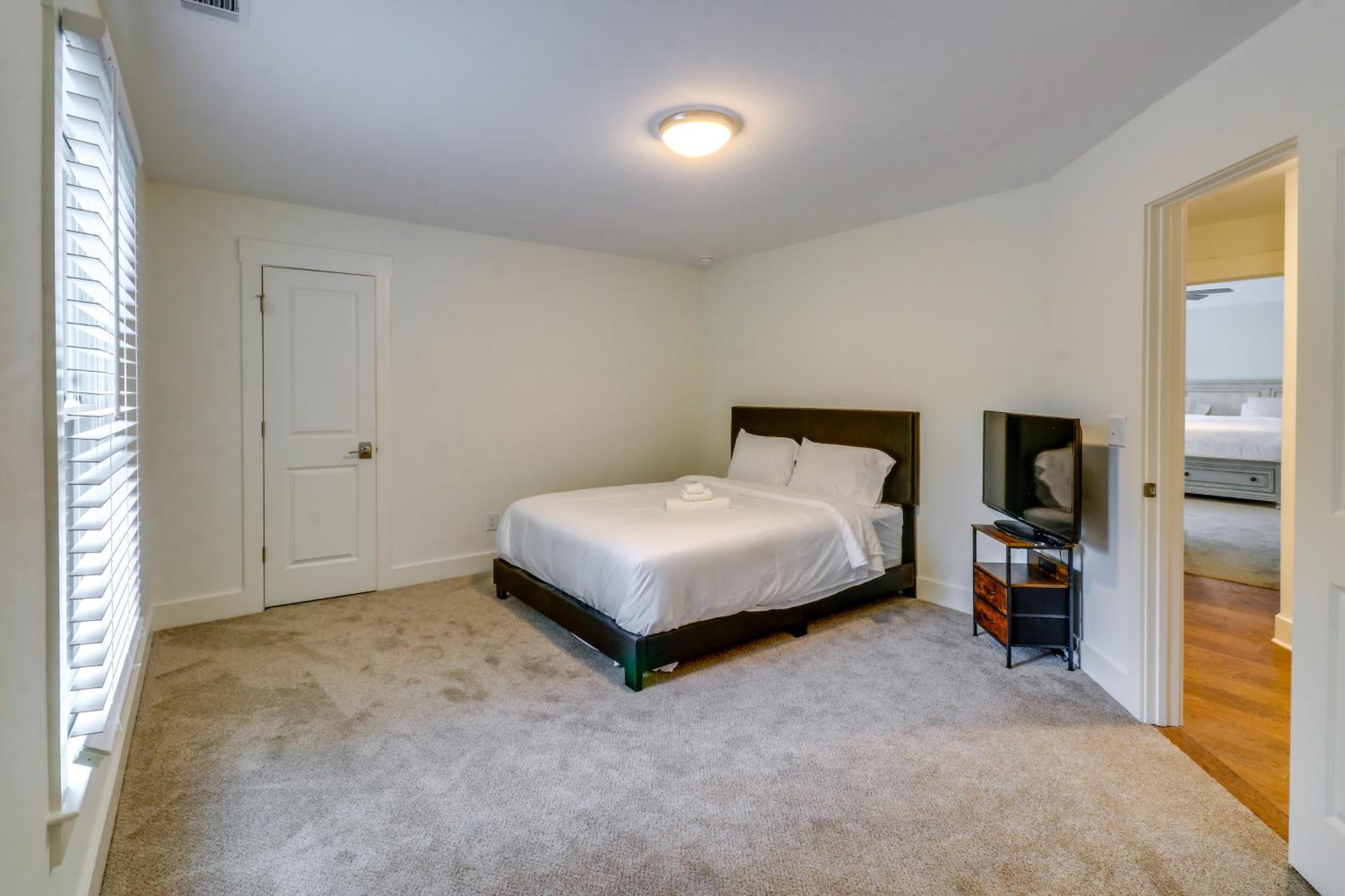 Easy I-20 Access Family Escape with Deck in Decatur