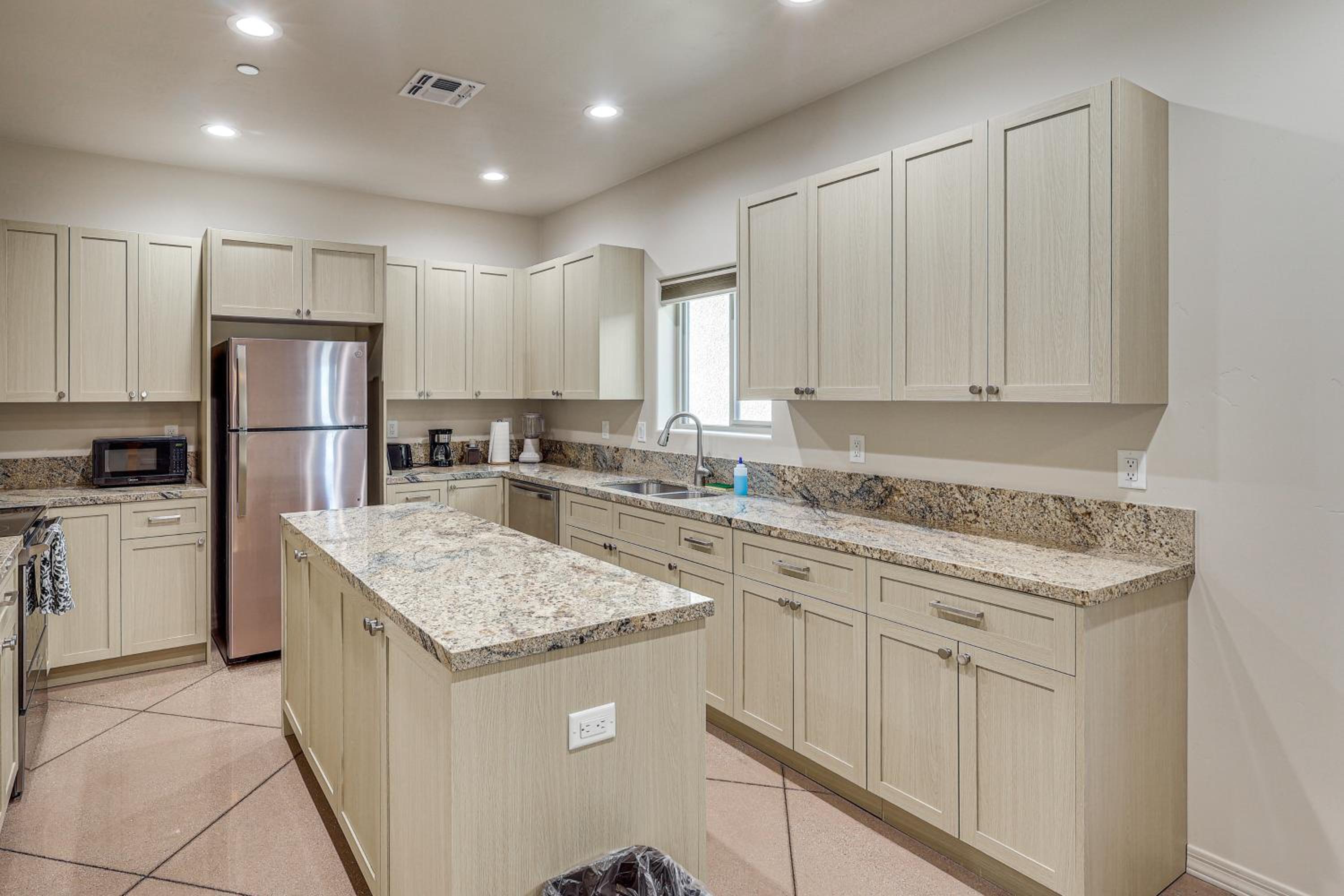 Hike and Explore Apt 3 Mi to Lake Havasu and Dtwn!