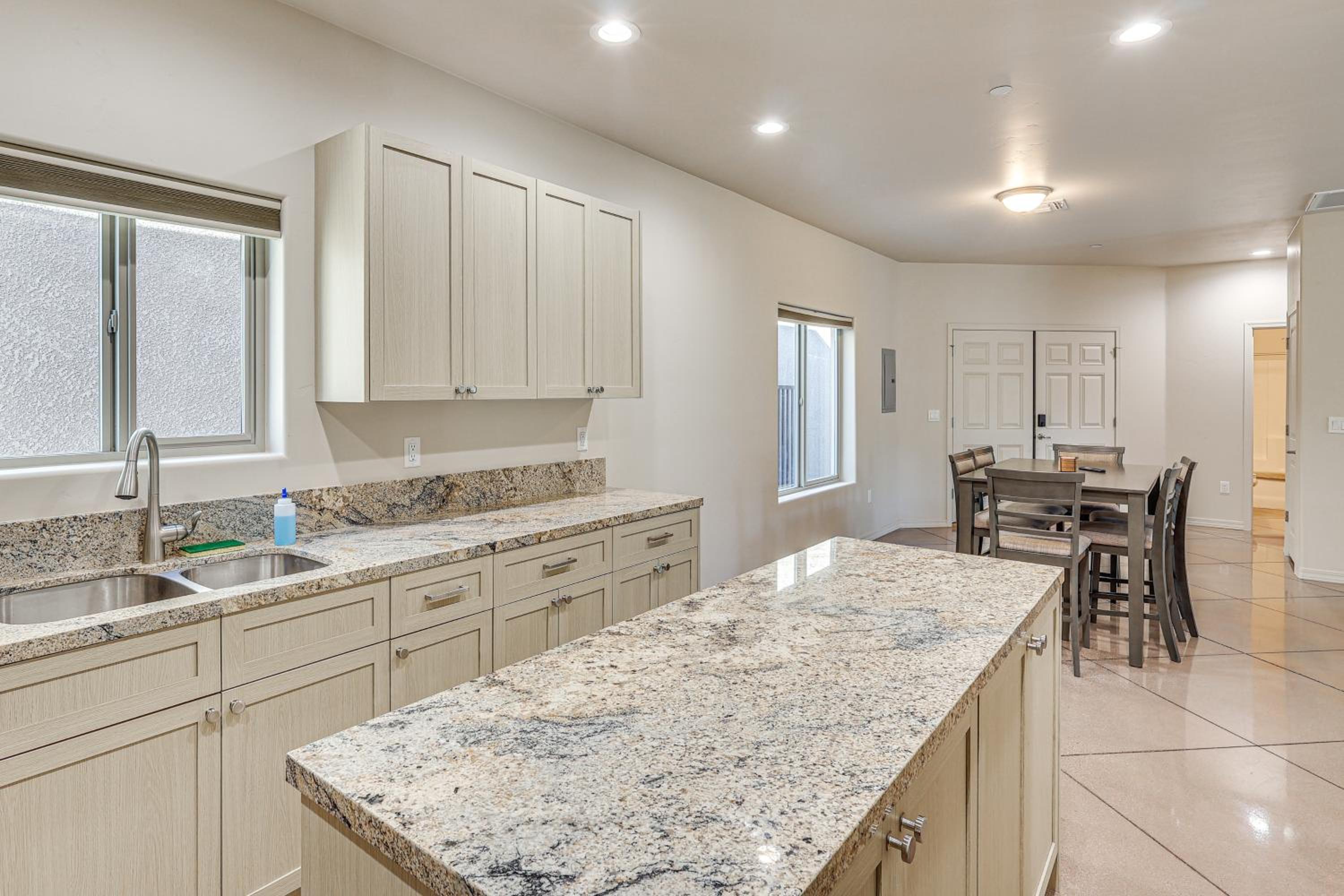 Hike and Explore Apt 3 Mi to Lake Havasu and Dtwn!