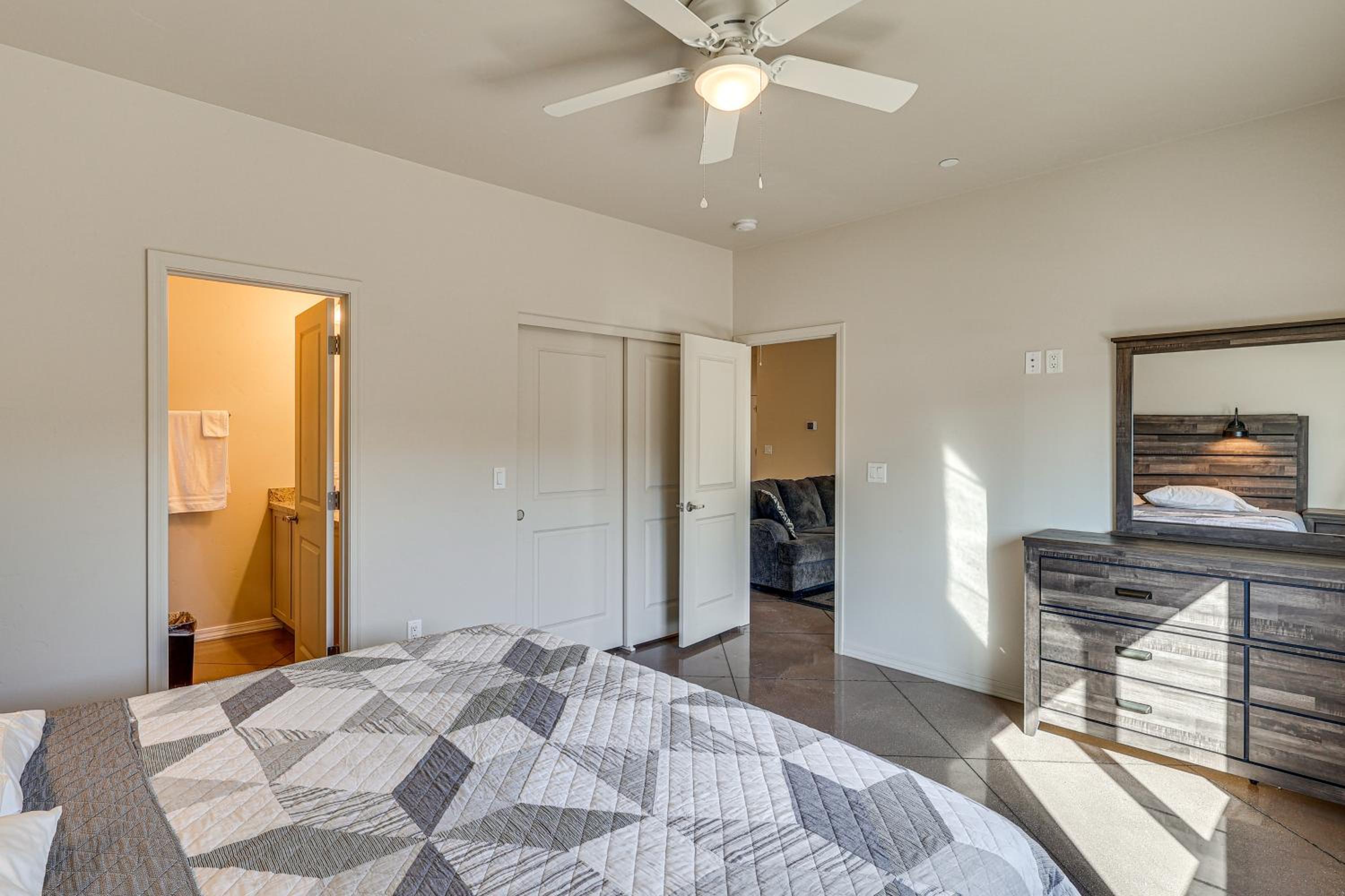 Hike and Explore Apt 3 Mi to Lake Havasu and Dtwn!