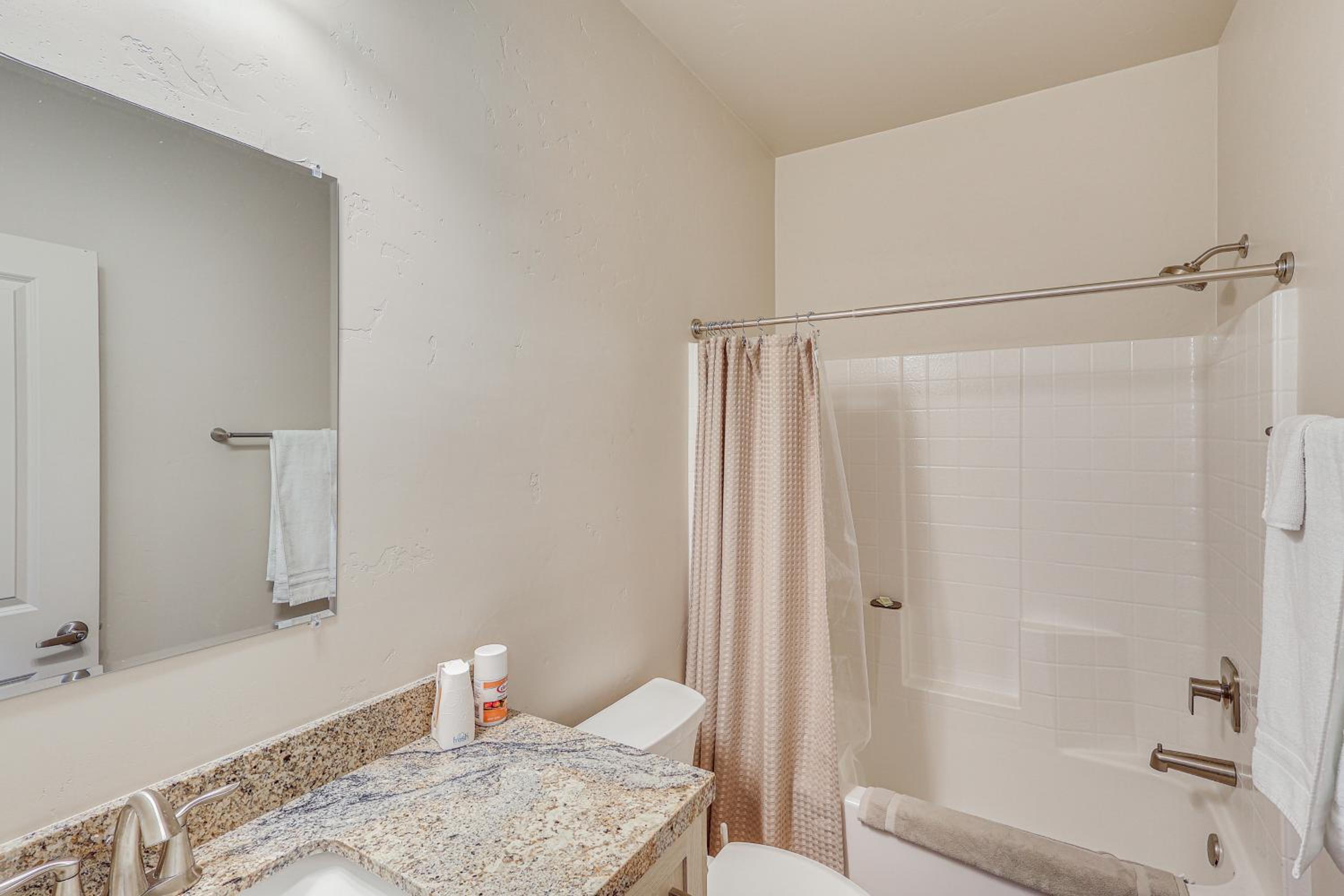 Hike and Explore Apt 3 Mi to Lake Havasu and Dtwn!