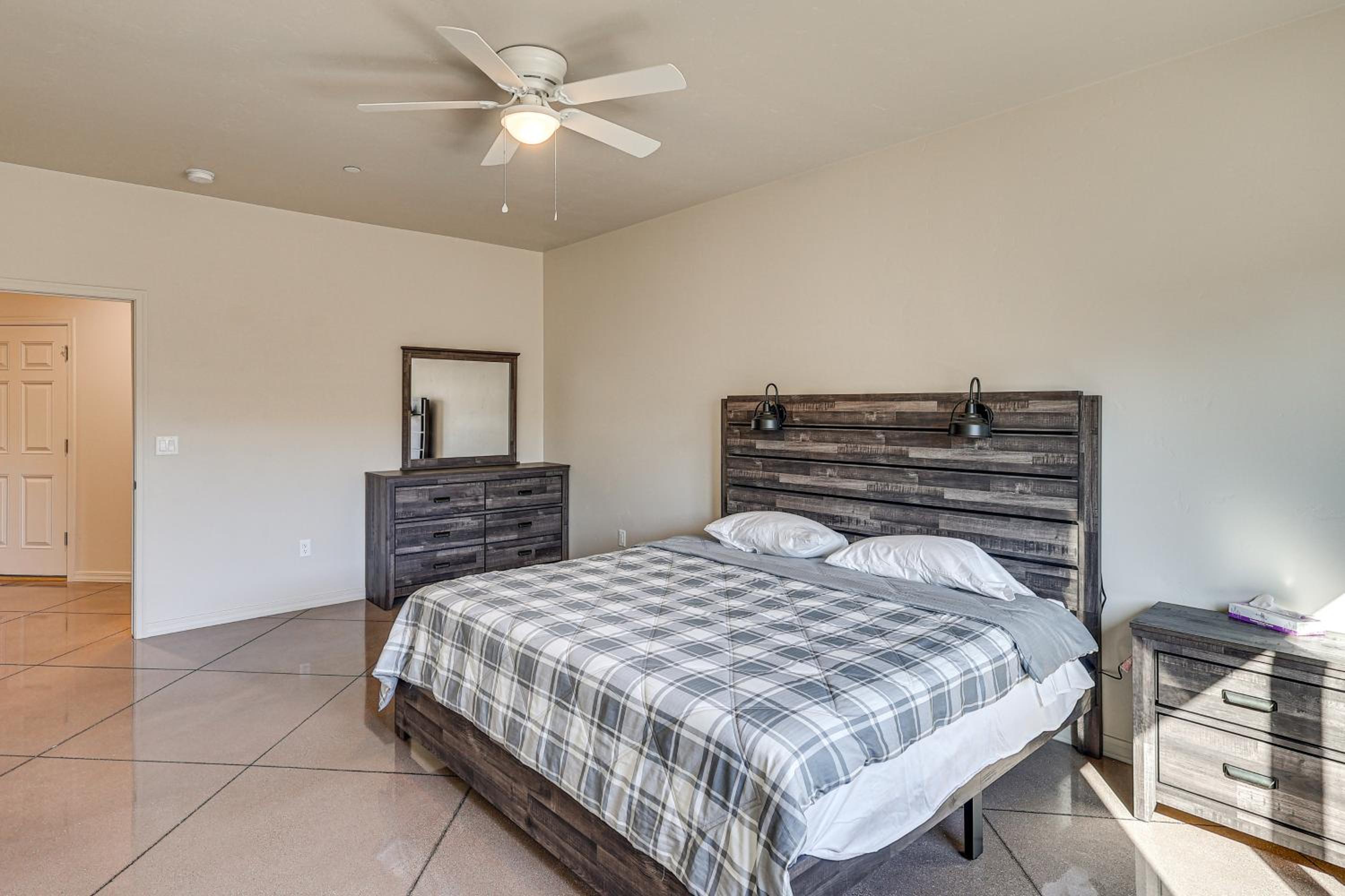 Hike and Explore Apt 3 Mi to Lake Havasu and Dtwn!