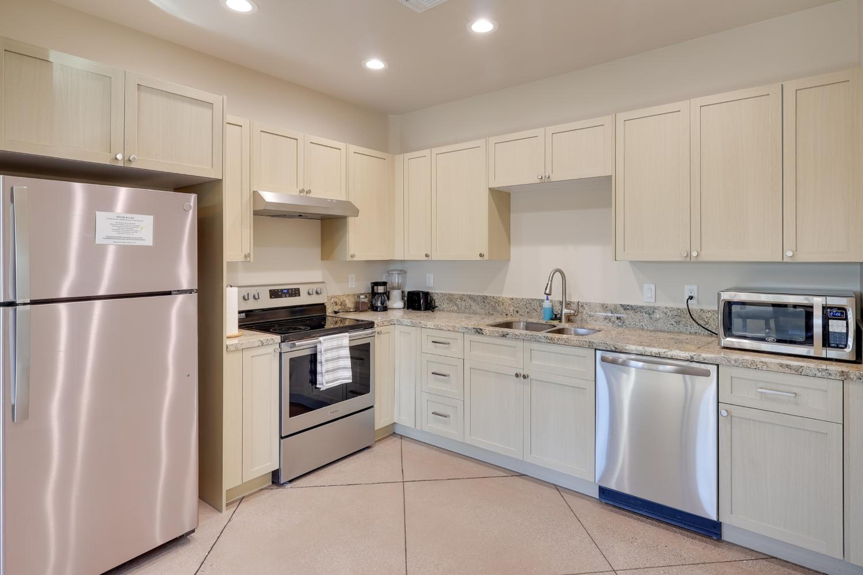 Golf, Hike and Boat! Bright Lake Havasu City Apt