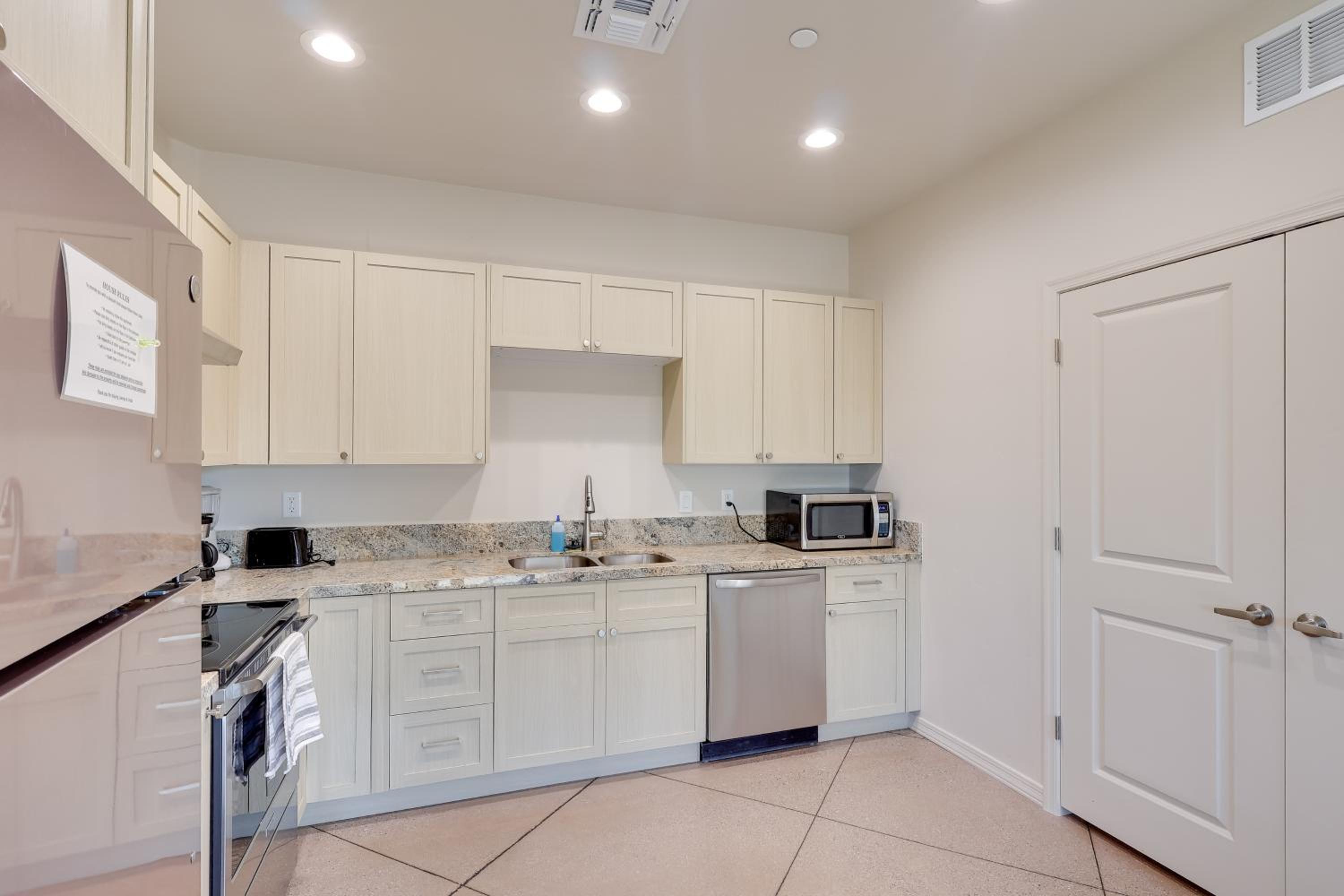 Golf, Hike and Boat! Bright Lake Havasu City Apt