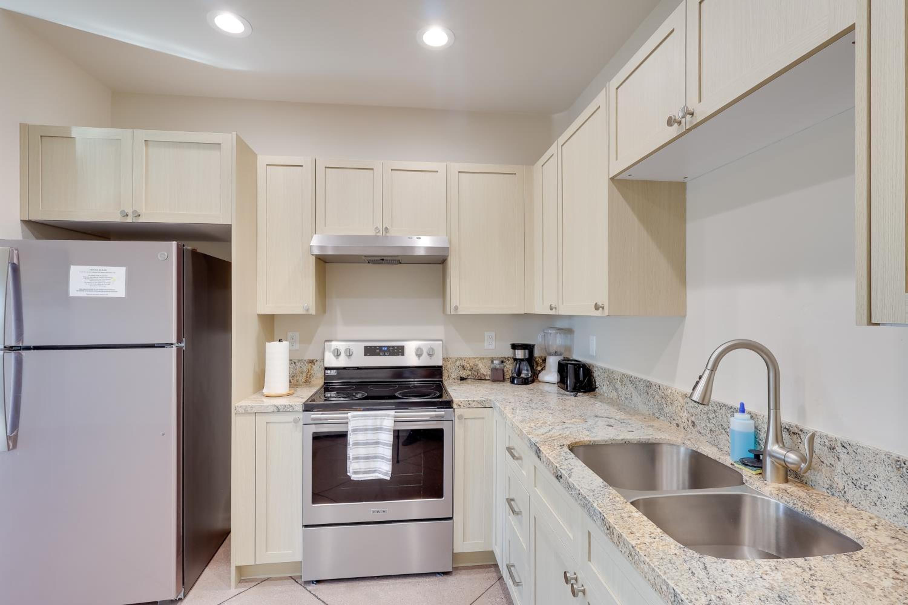 Golf, Hike and Boat! Bright Lake Havasu City Apt