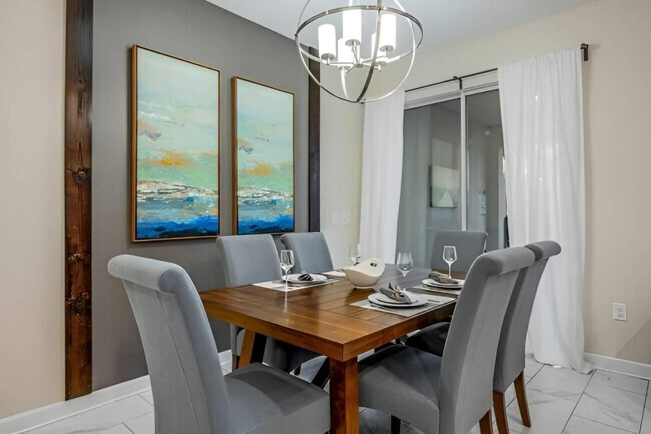 Luxury 4BR Villa w Pool Near Disney Parks
