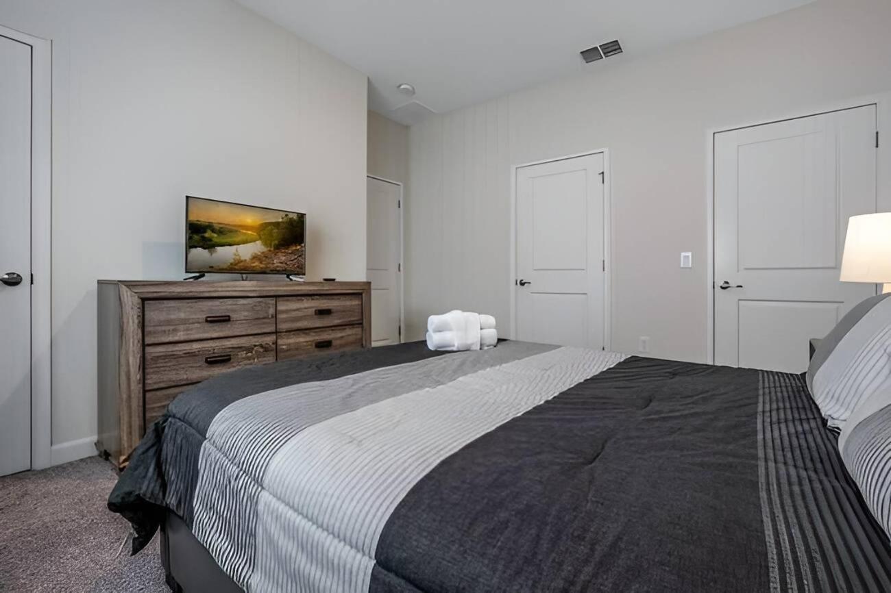 Luxury 4BR Villa w Pool Near Disney Parks