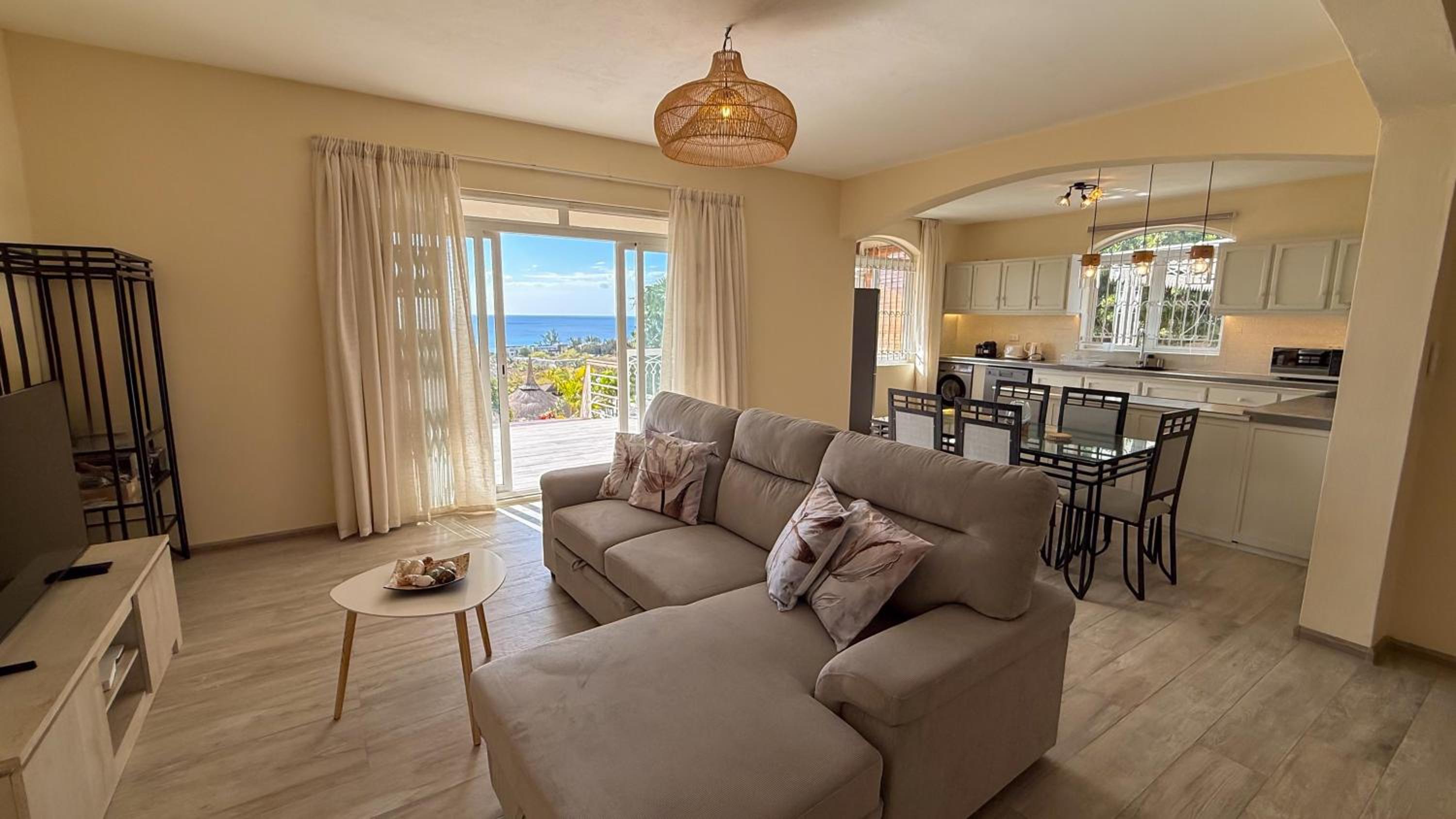 LAKAZ DEL VISTA - Luxurious new apartments with panoramic sea views, pool & garden retreat