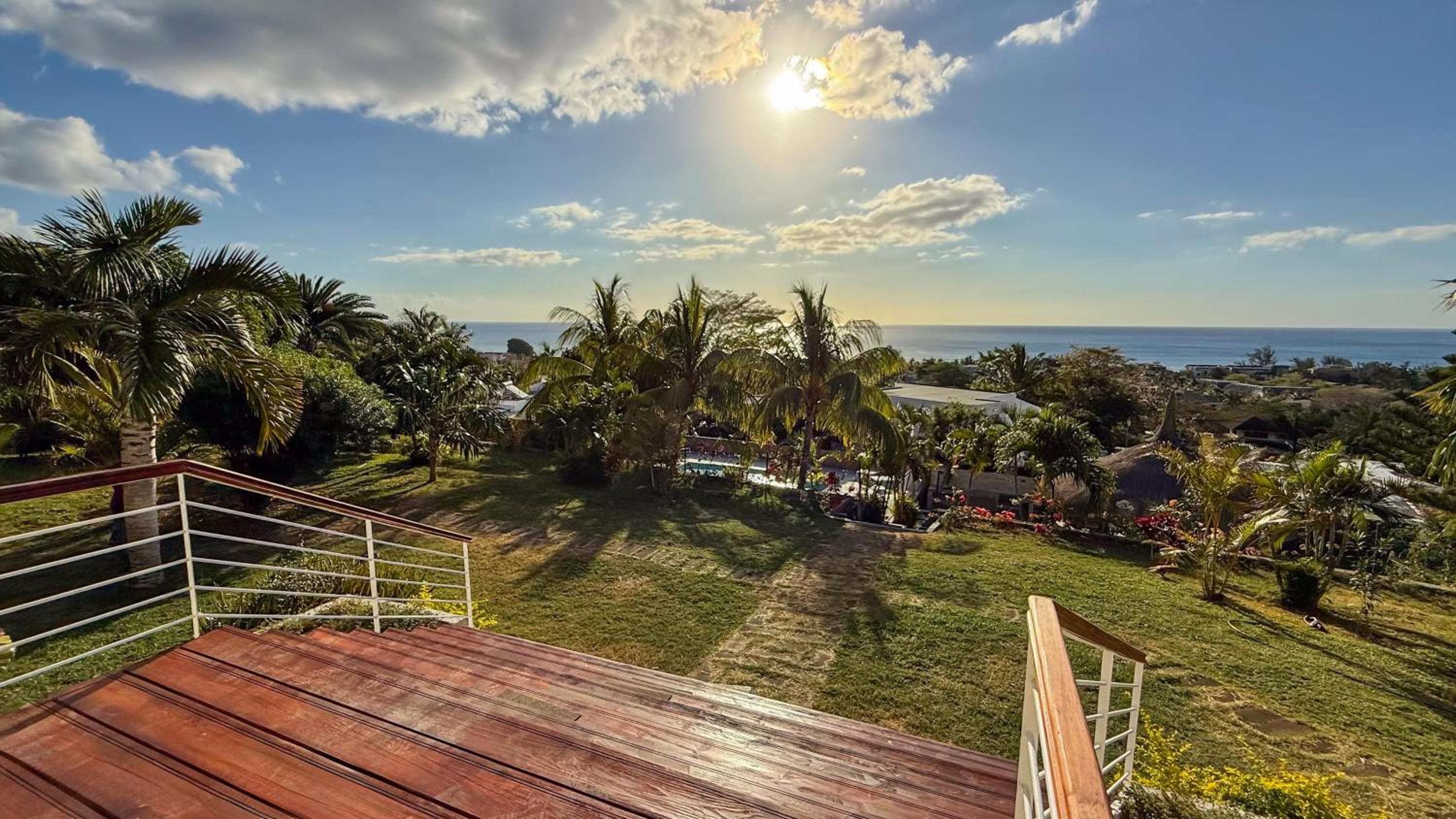 LAKAZ DEL VISTA - Luxurious new apartments with panoramic sea views, pool & garden retreat