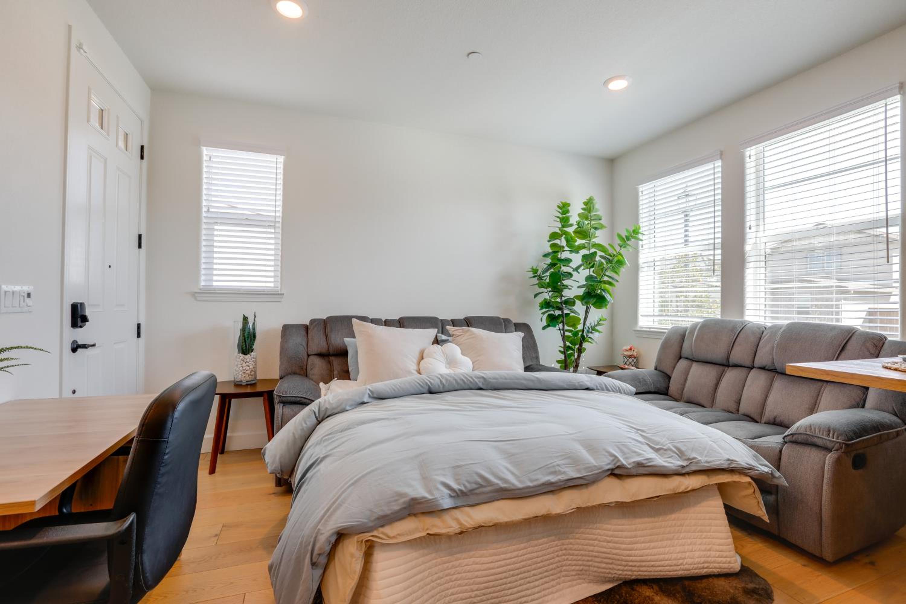 Cozy and Convenient Residential Duplex in Woodland