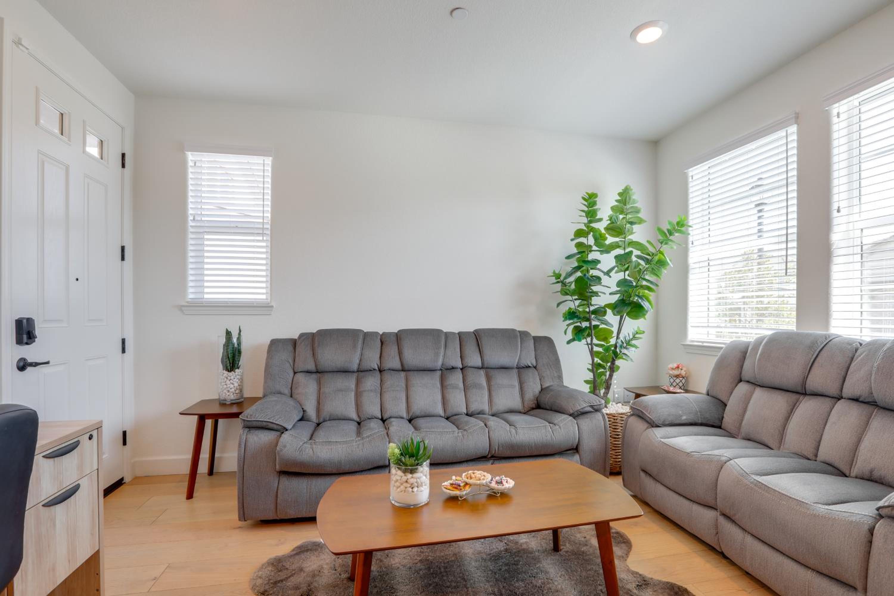 Cozy and Convenient Residential Duplex in Woodland