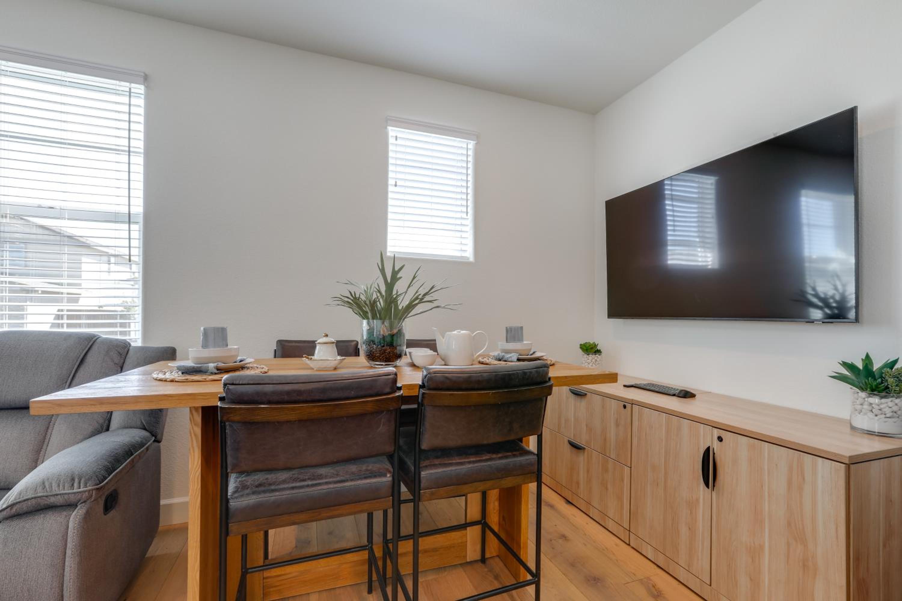 Cozy and Convenient Residential Duplex in Woodland