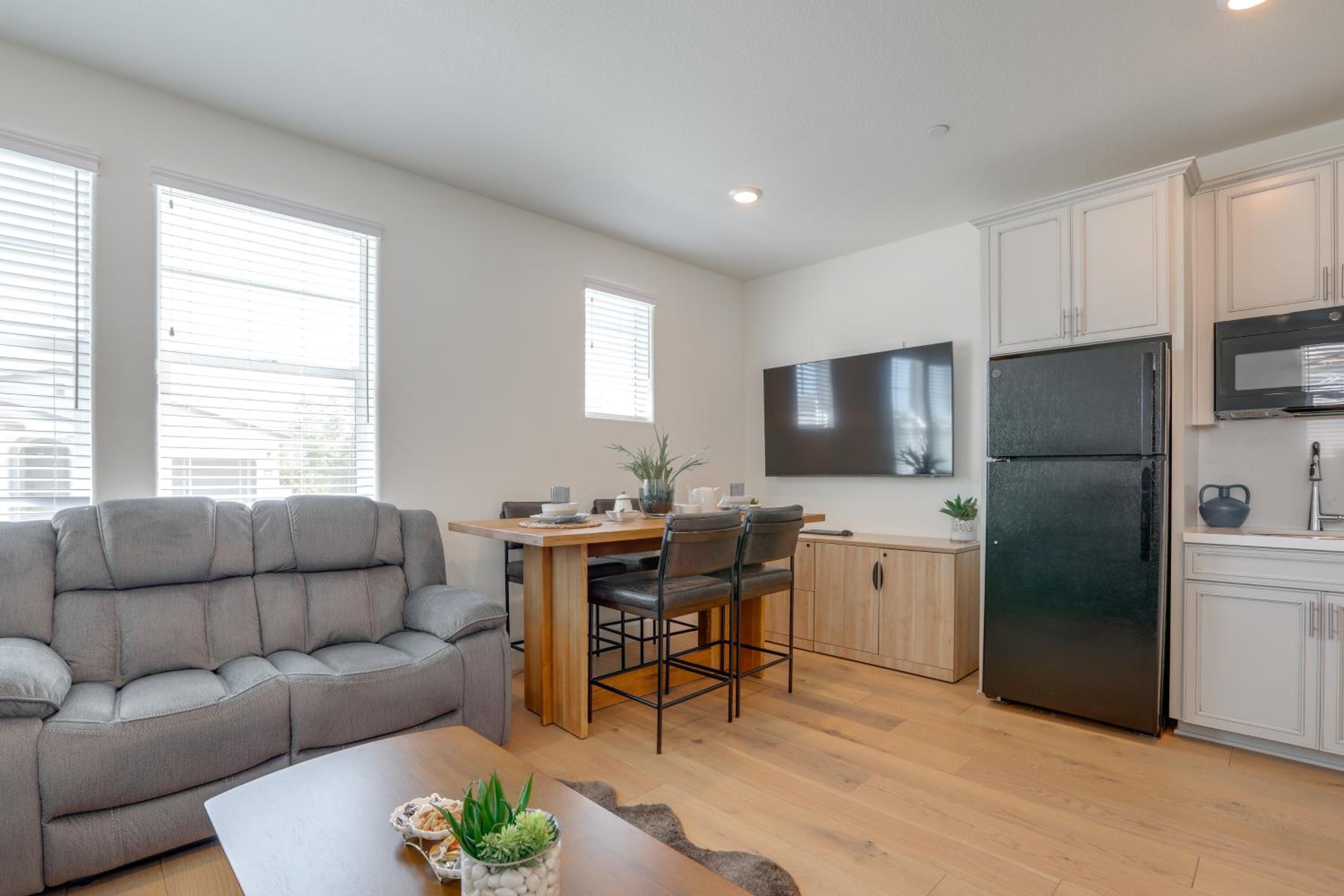 Cozy and Convenient Residential Duplex in Woodland