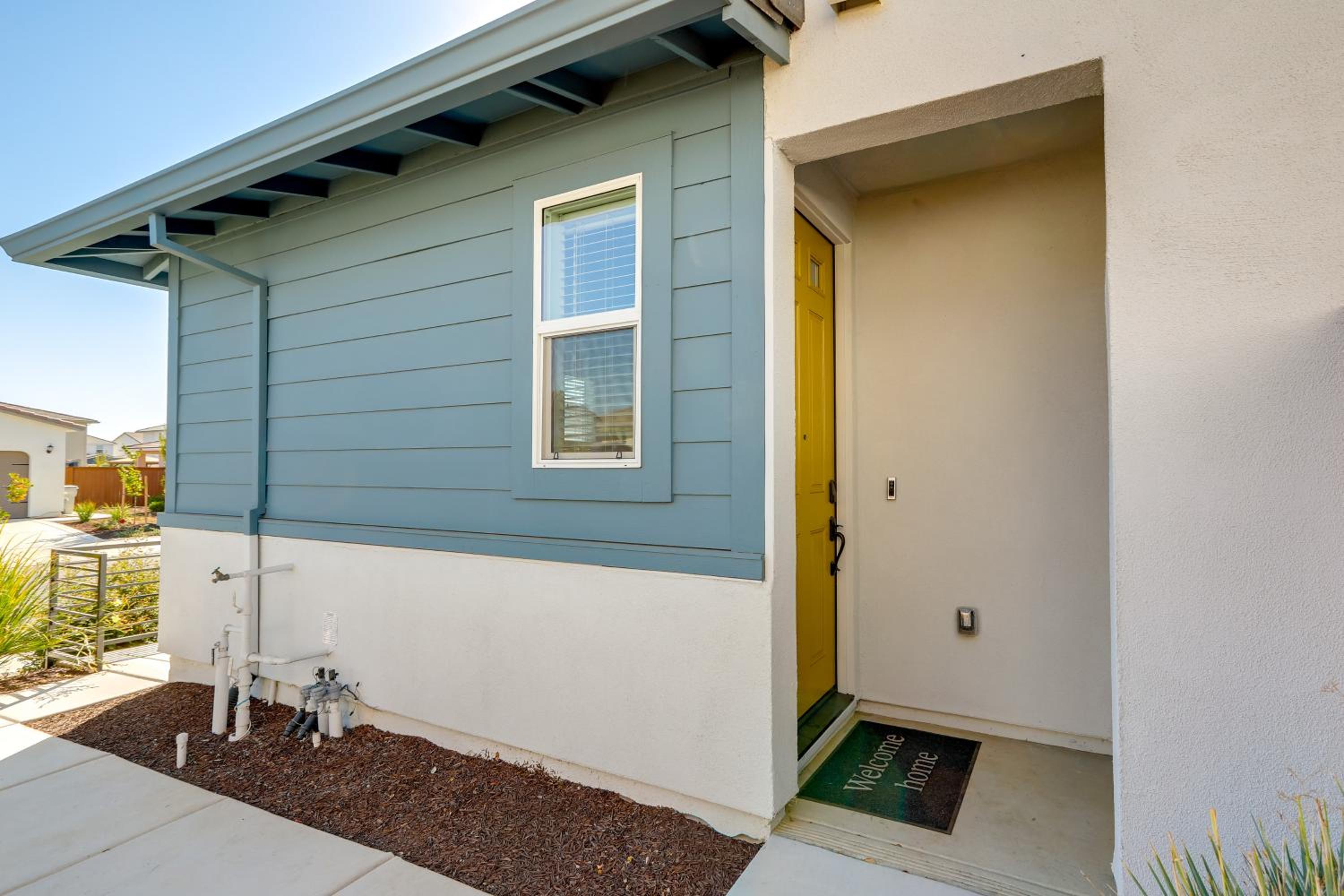 Cozy and Convenient Residential Duplex in Woodland