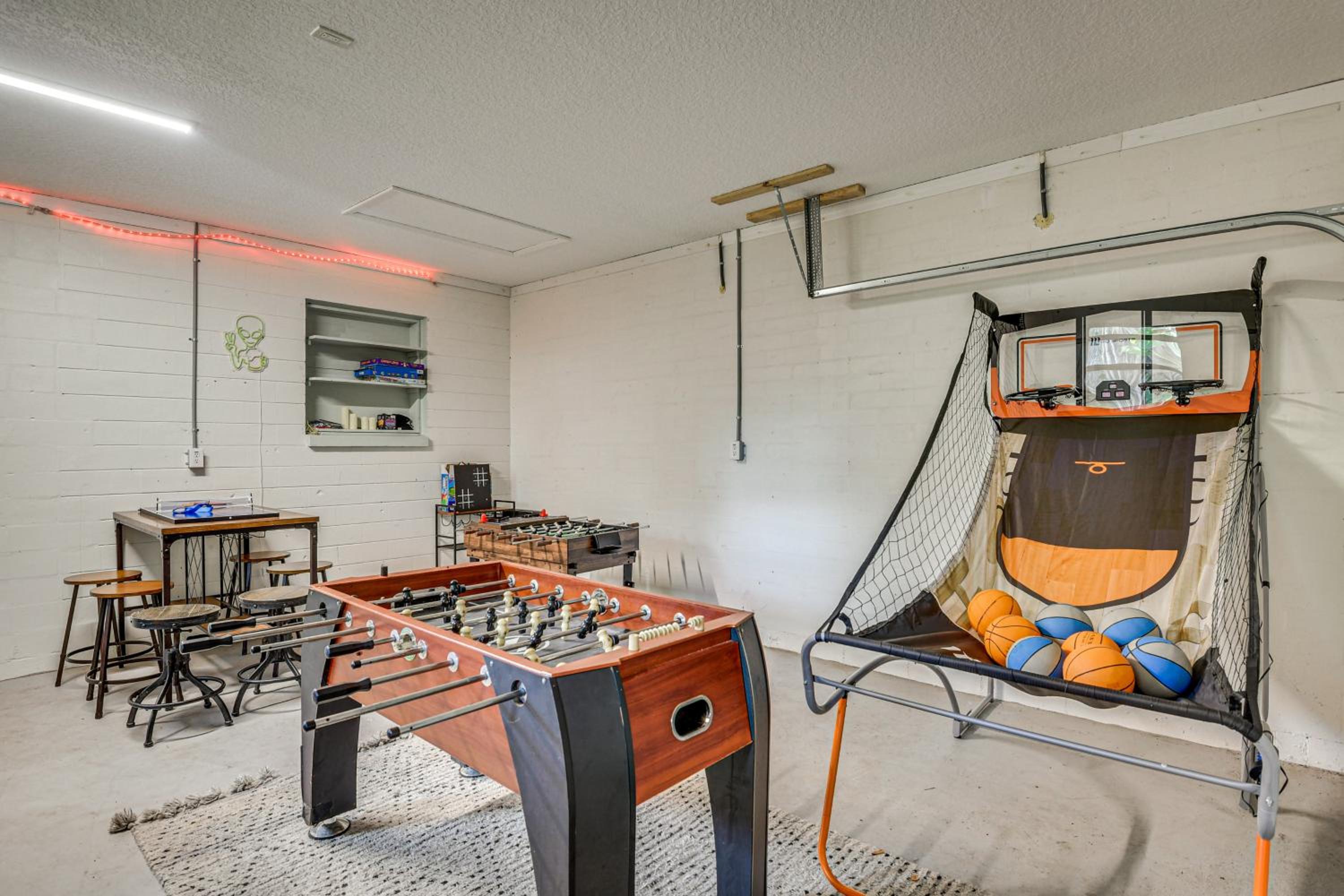 Game Room, Yard Home 3 Mi to Daytona Beach!