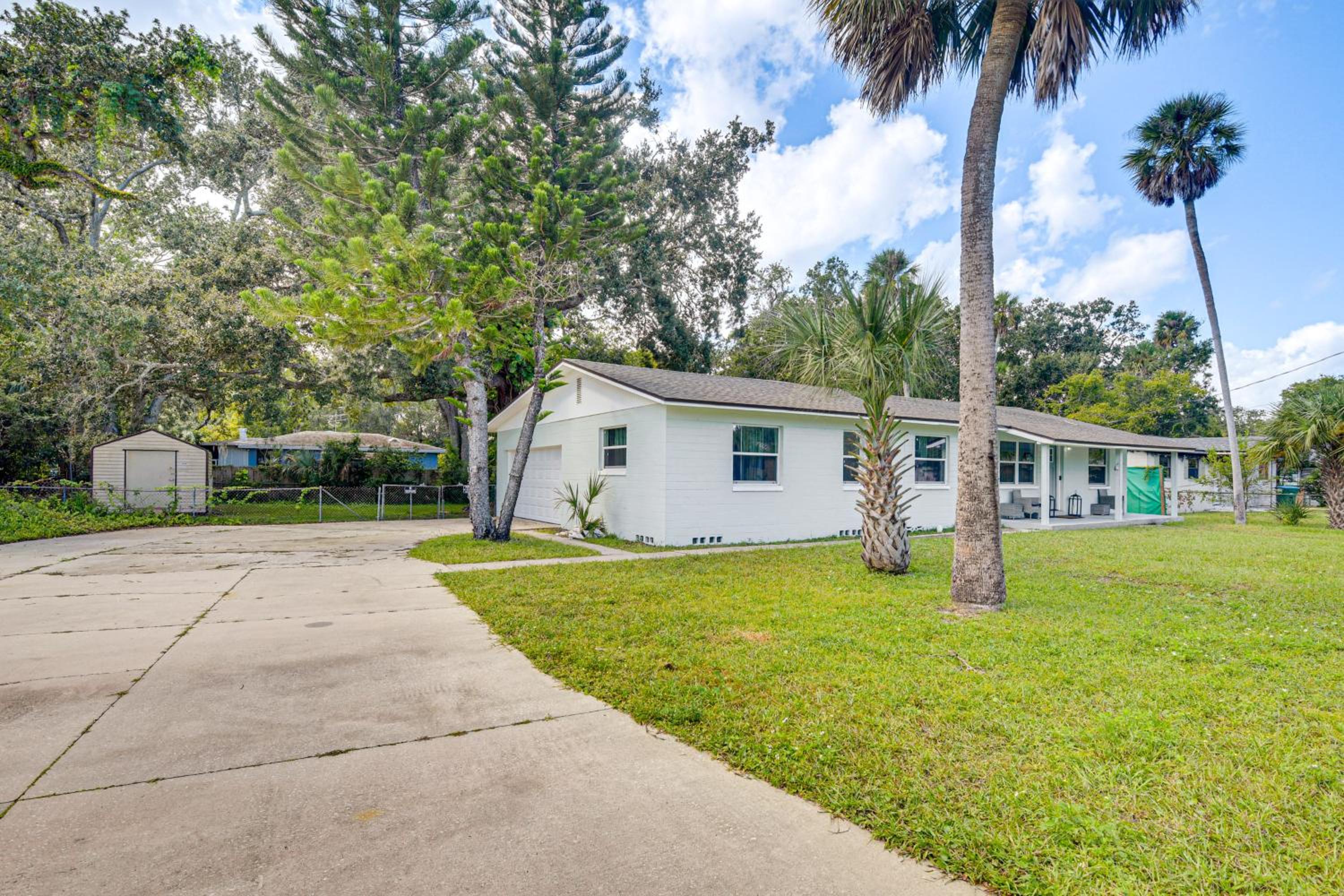 Game Room, Yard Home 3 Mi to Daytona Beach!