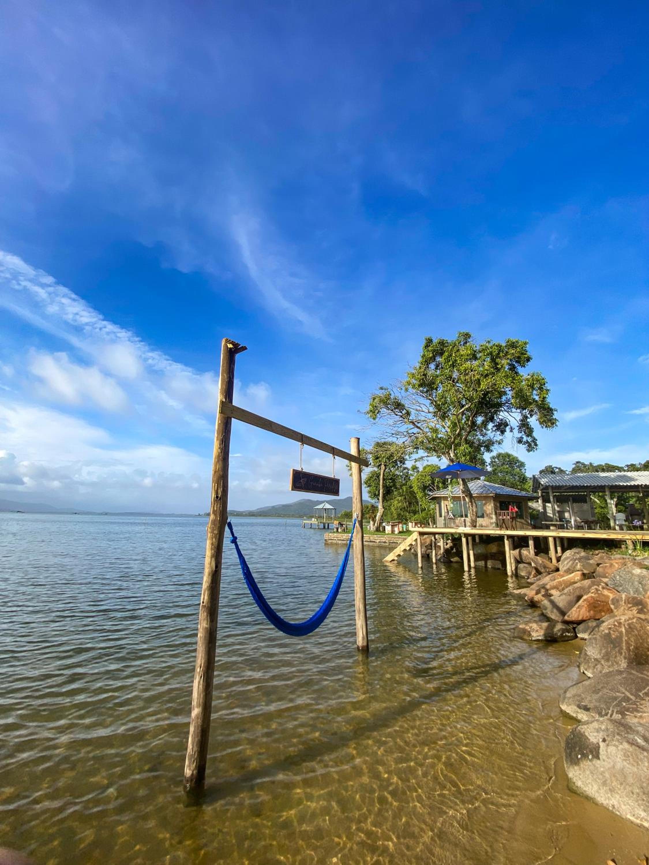 Chalé na beira da lagoa com vista