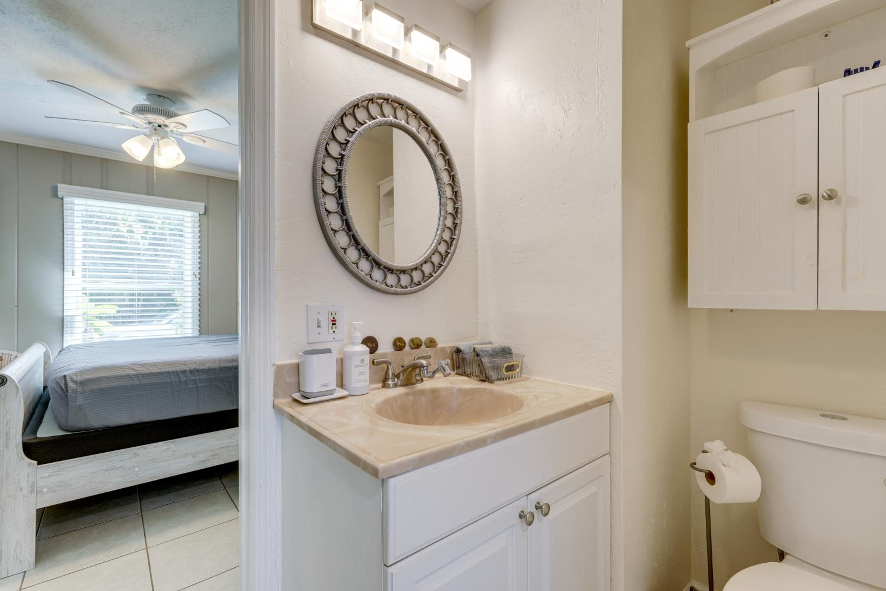 3 Mi to Jensen Beach Pet-Friendly Getaway with Yard