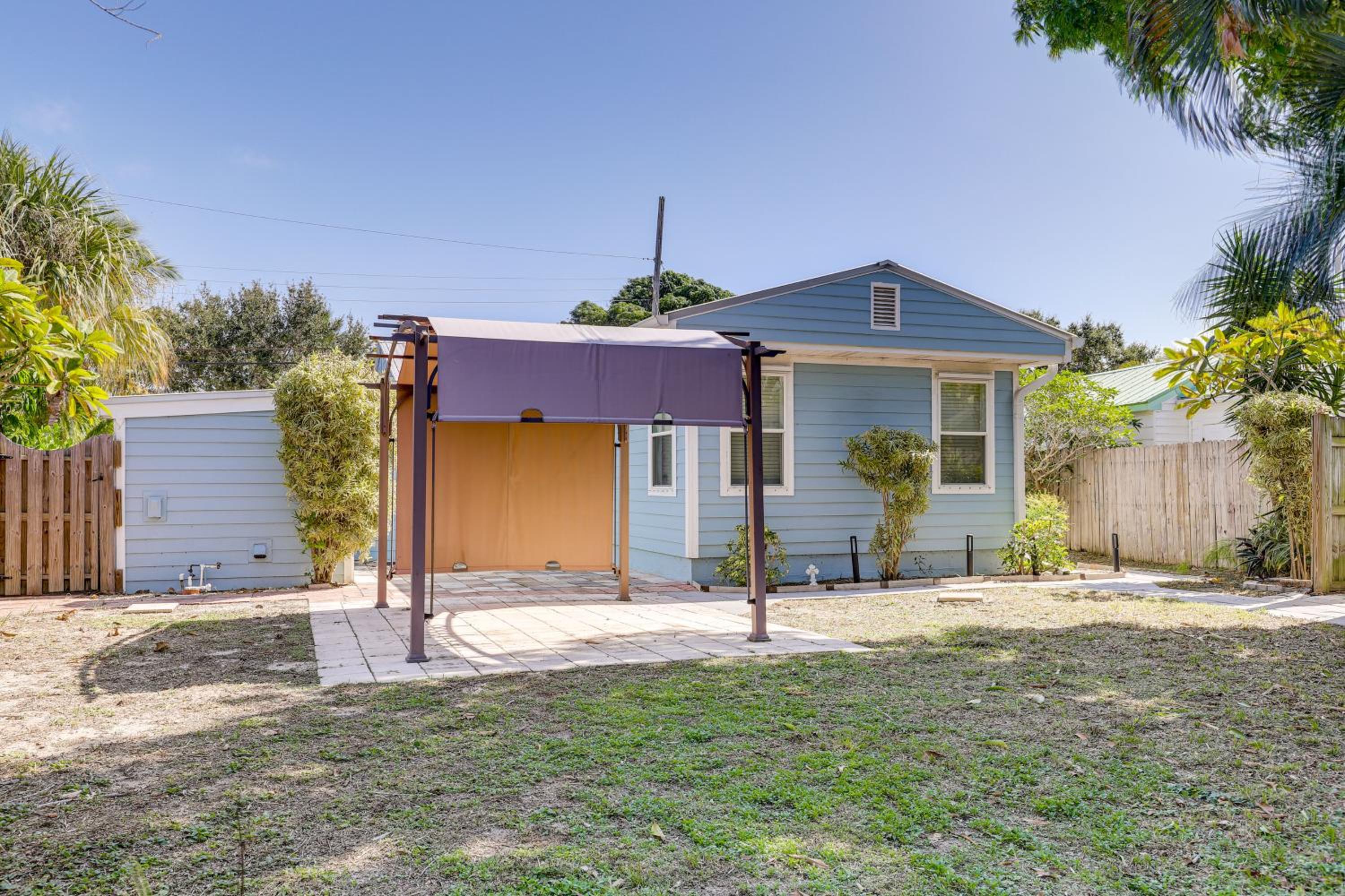 3 Mi to Jensen Beach Pet-Friendly Getaway with Yard