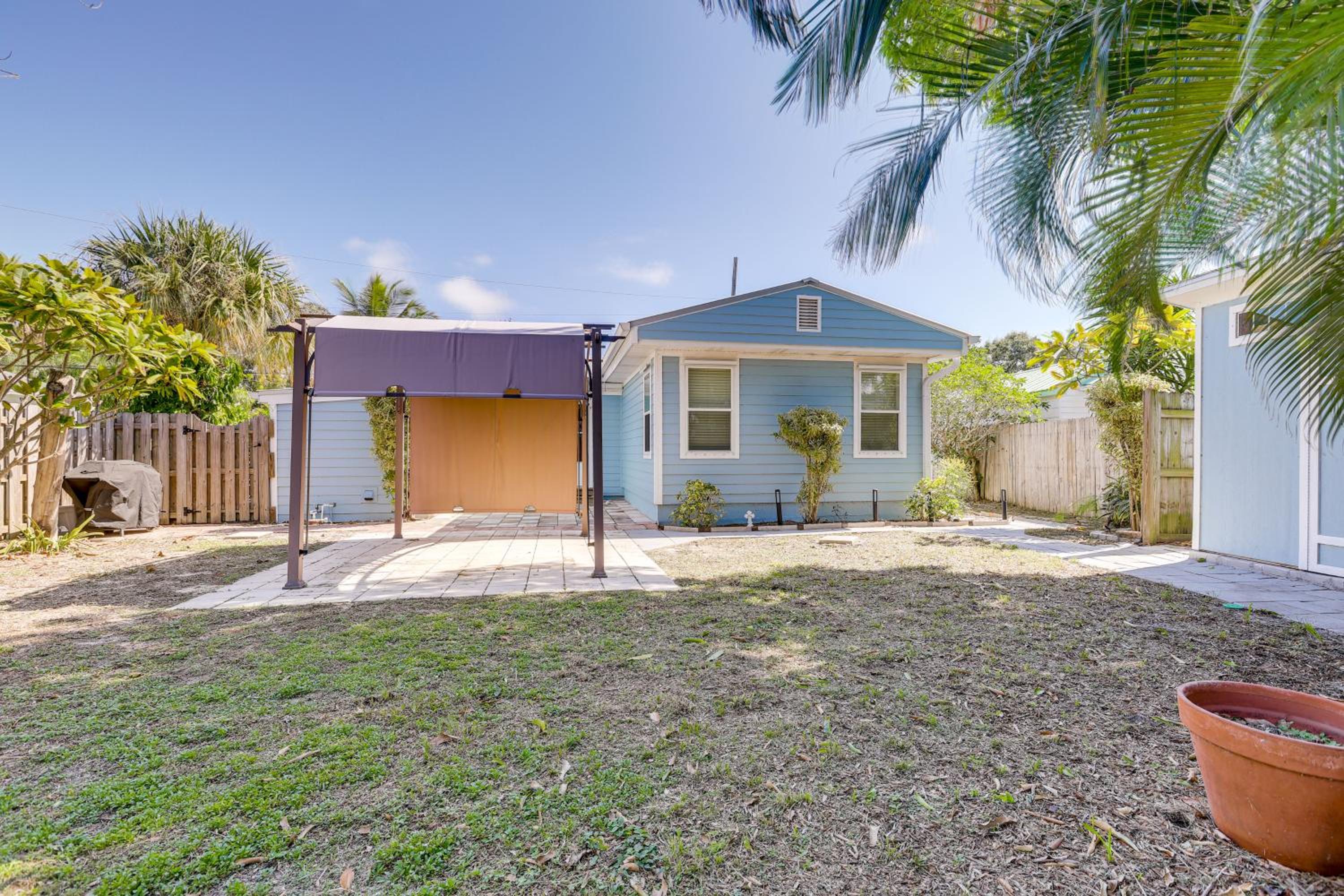3 Mi to Jensen Beach Pet-Friendly Getaway with Yard