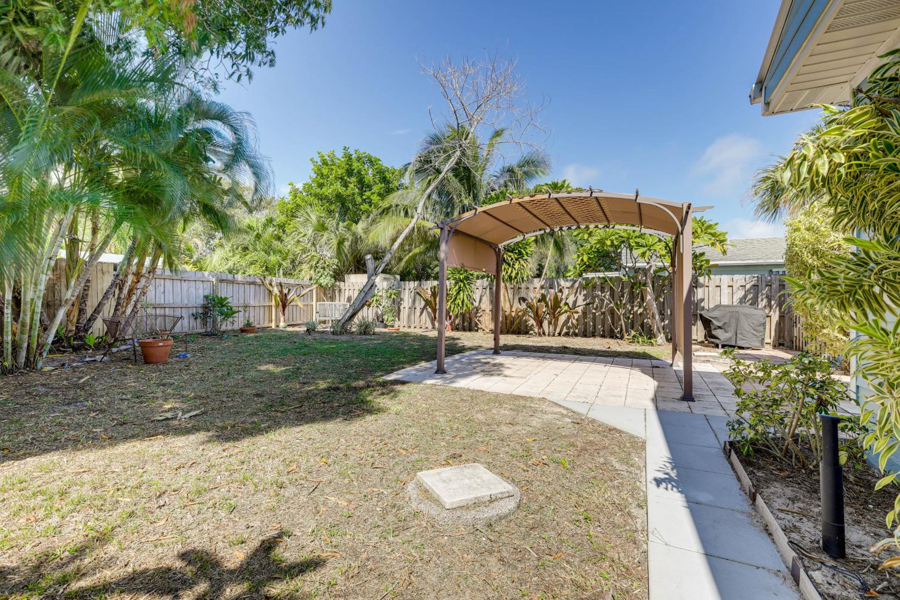 3 Mi to Jensen Beach Pet-Friendly Getaway with Yard