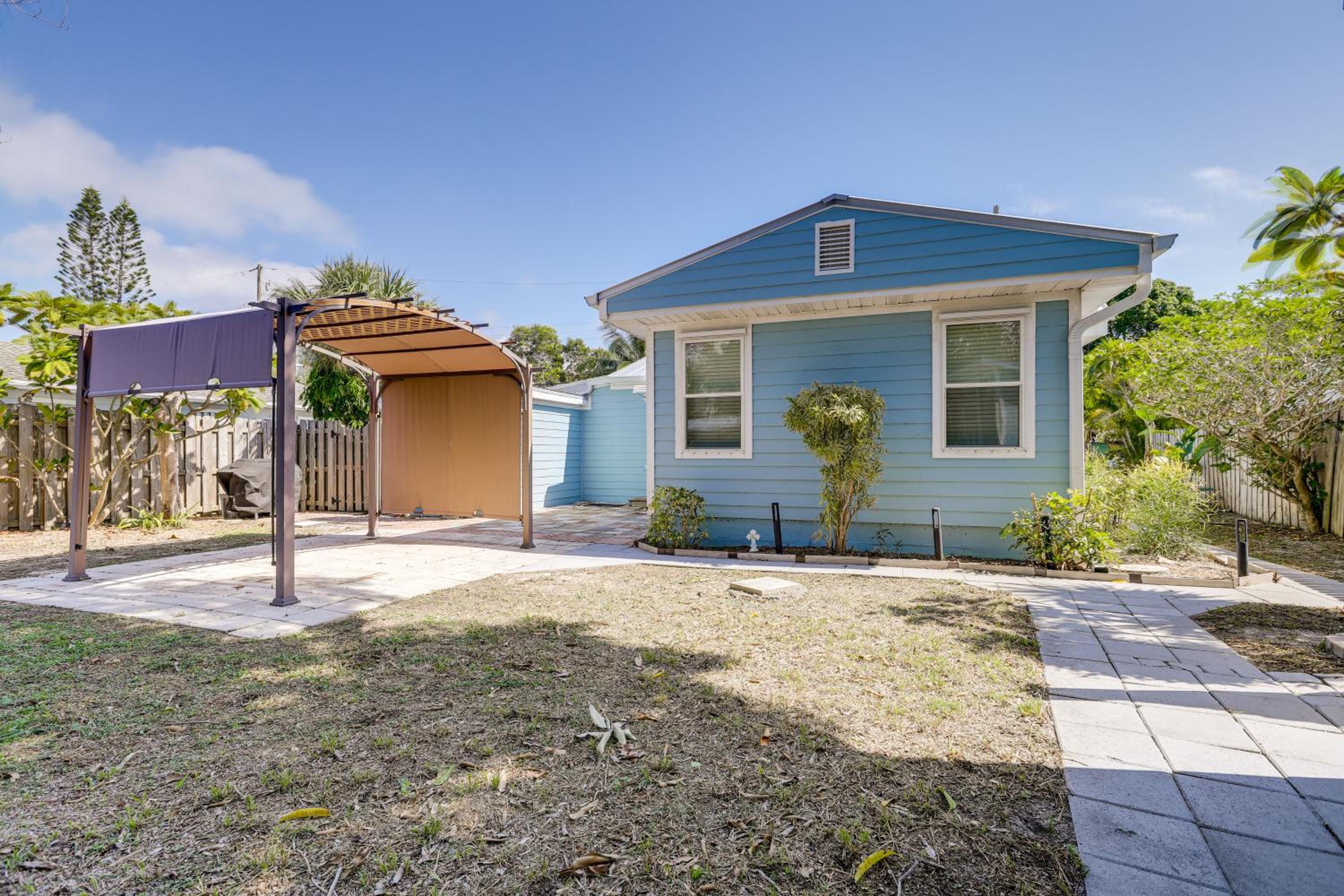 3 Mi to Jensen Beach Pet-Friendly Getaway with Yard