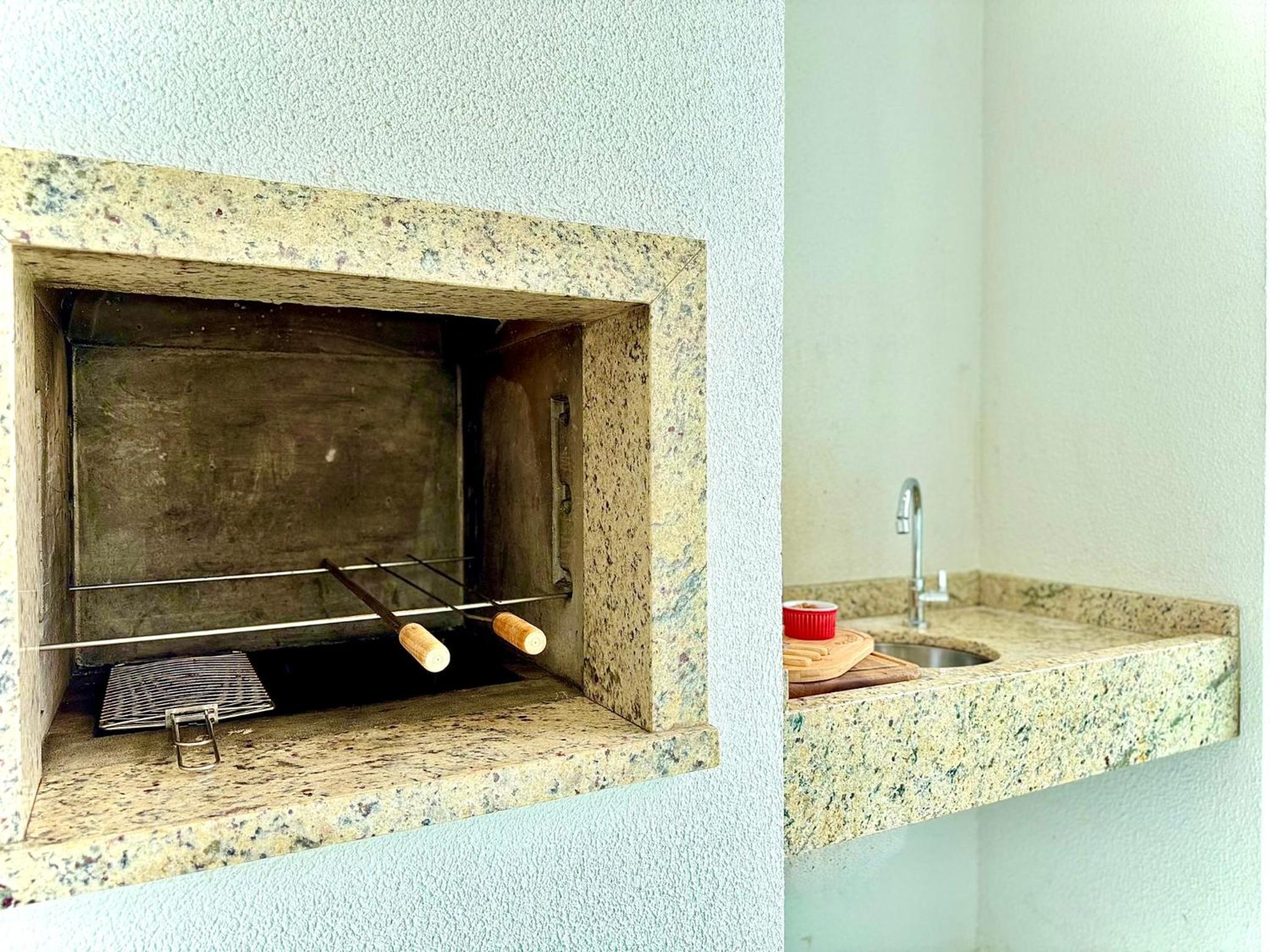 Apto em condomínio Pé na areia 3 Quartos Cozinha Completa Sacada com Churrasqueira Vaga de Garagem Piscina borda infinita Academia Quadra de esportes Sala