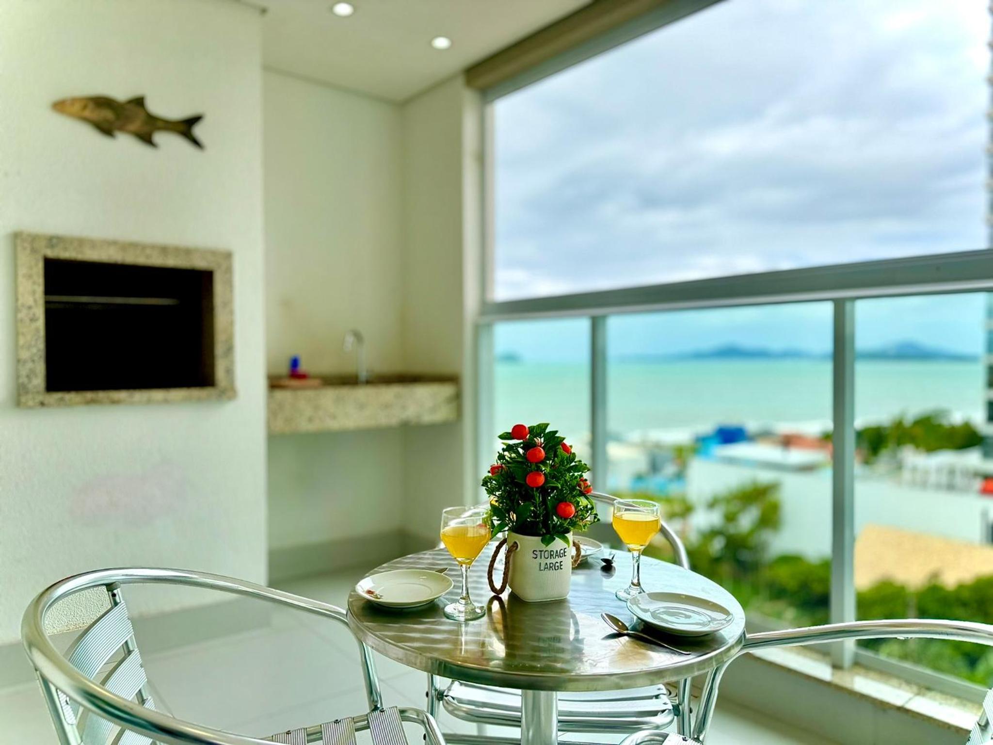Apto em condomínio Pé na areia 3 Quartos Cozinha Completa Sacada com Churrasqueira Vaga de Garagem Piscina borda infinita Academia Quadra de esportes Sala