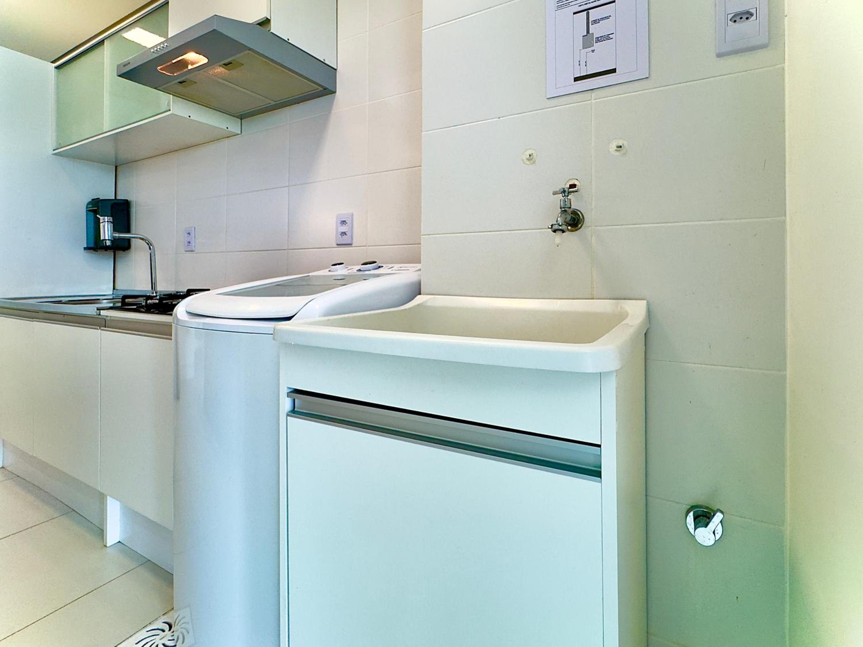 Apto em condomínio Pé na areia 3 Quartos Cozinha Completa Sacada com Churrasqueira Vaga de Garagem Piscina borda infinita Academia Quadra de esportes Sala