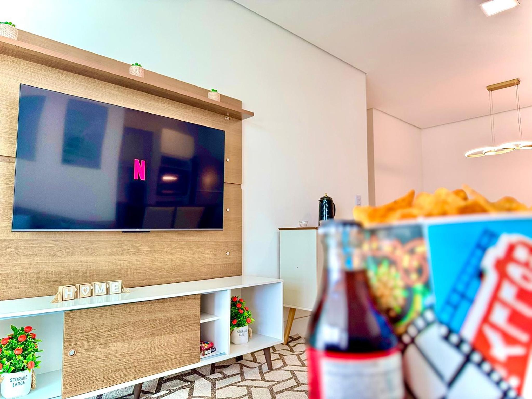 Apto em condomínio Pé na areia 3 Quartos Cozinha Completa Sacada com Churrasqueira Vaga de Garagem Piscina borda infinita Academia Quadra de esportes Sala