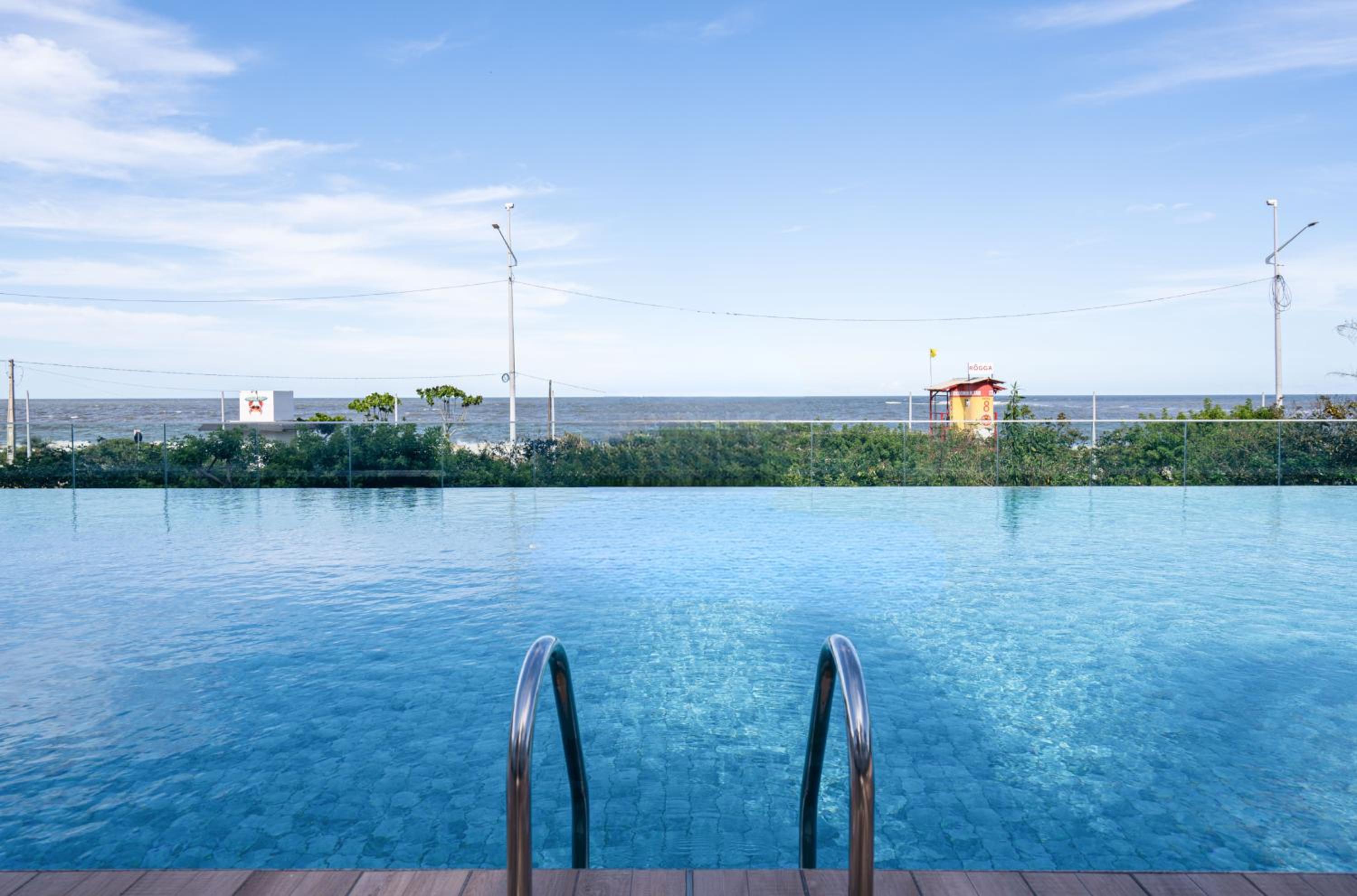 Apto em condomínio Pé na areia 3 Quartos Cozinha Completa Sacada com Churrasqueira Vaga de Garagem Piscina borda infinita Academia Quadra de esportes Sala