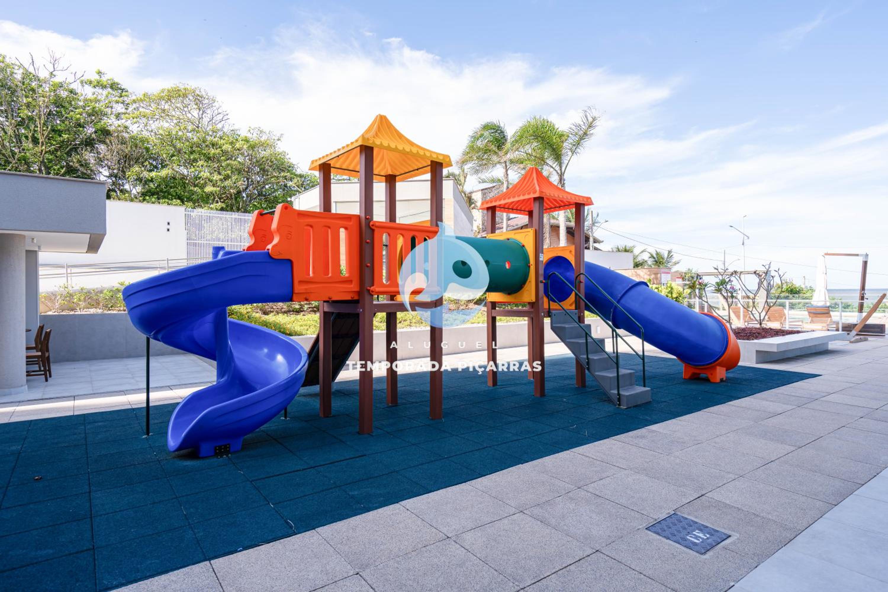 Apto em condomínio Pé na areia 3 Quartos Cozinha Completa Sacada com Churrasqueira Vaga de Garagem Piscina borda infinita Academia Quadra de esportes Sala