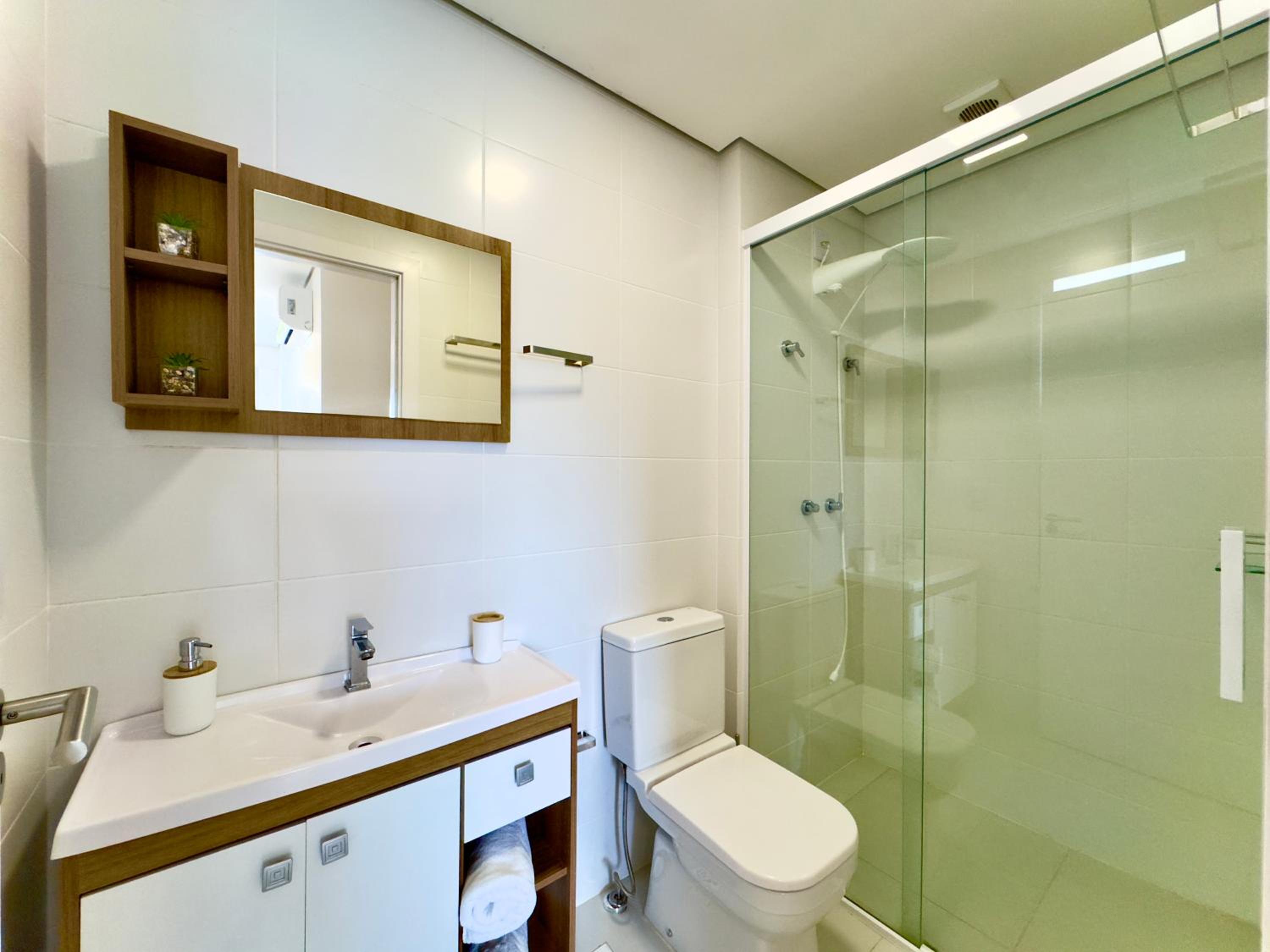 Apto em condomínio Pé na areia 3 Quartos Cozinha Completa Sacada com Churrasqueira Vaga de Garagem Piscina borda infinita Academia Quadra de esportes Sala