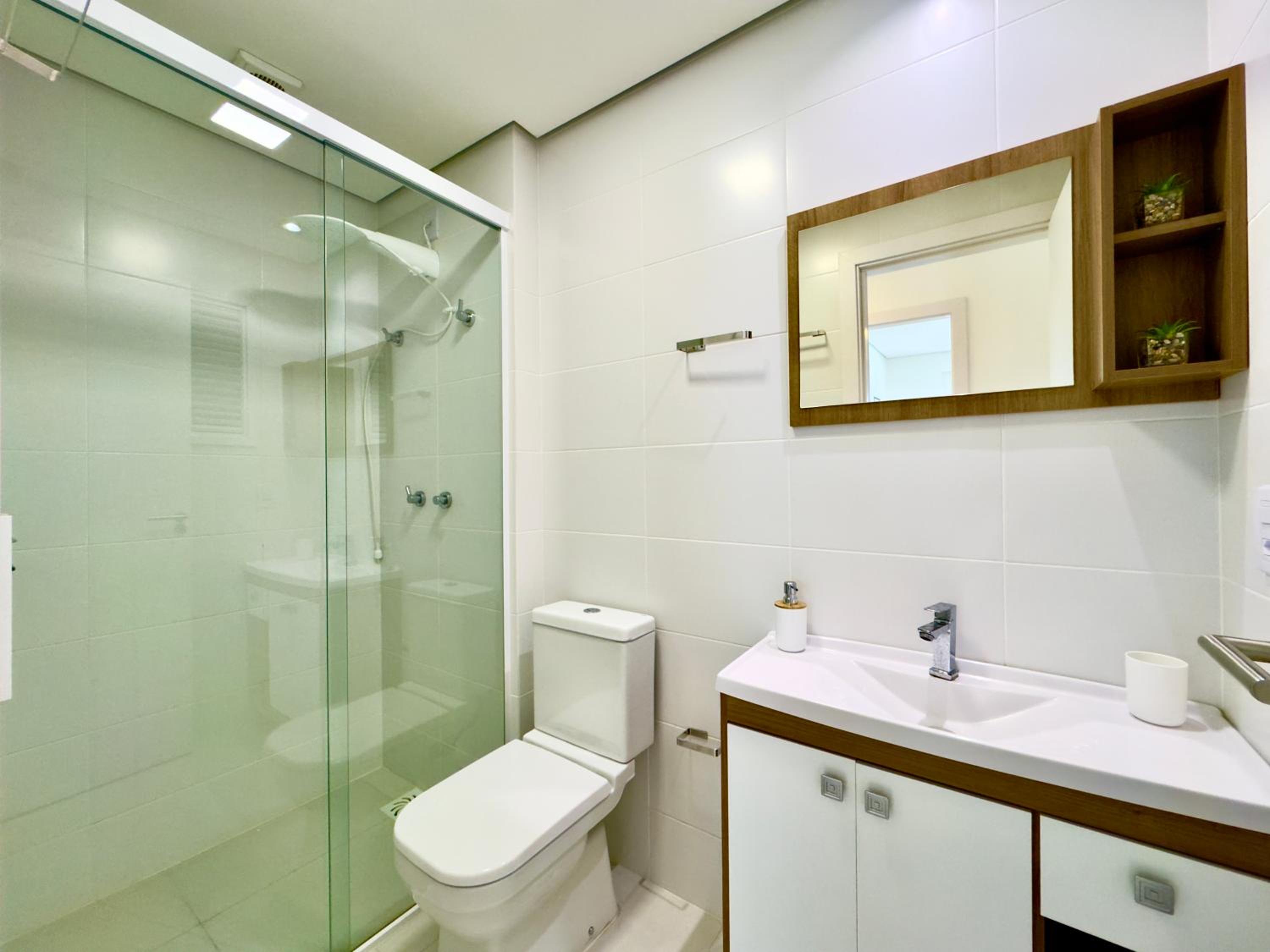 Apto em condomínio Pé na areia 3 Quartos Cozinha Completa Sacada com Churrasqueira Vaga de Garagem Piscina borda infinita Academia Quadra de esportes Sala