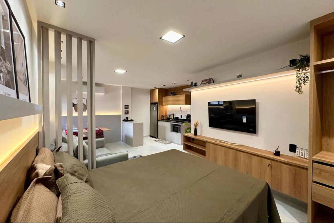 Studio 4pessoas, WiFi, Sauna, Enxoval, Arcos da Lapa, a 5 minutos da Petrobras, próximo a VLT e Metro para Copacabana