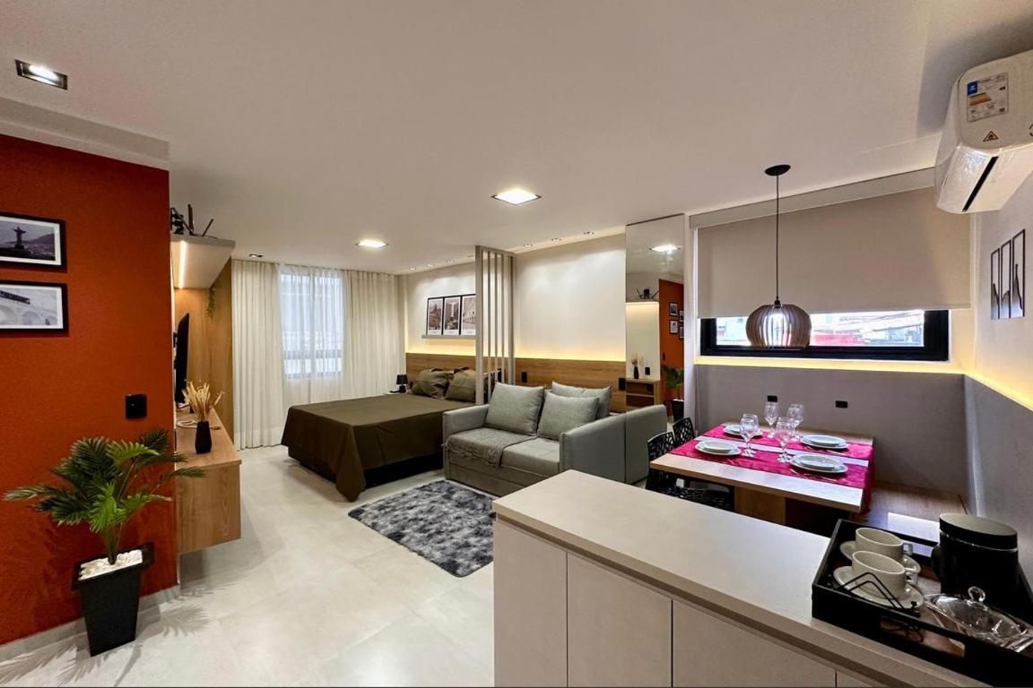 Studio 4pessoas, WiFi, Sauna, Enxoval, Arcos da Lapa, a 5 minutos da Petrobras, próximo a VLT e Metro para Copacabana