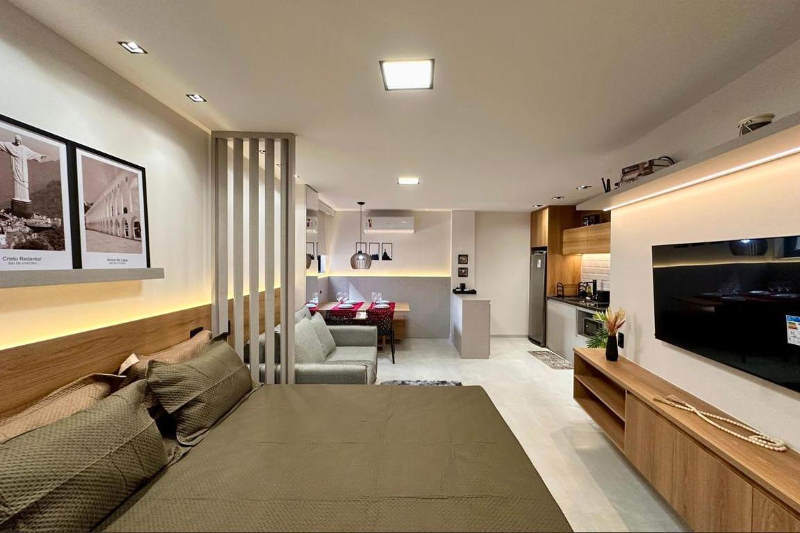 Studio 4pessoas, WiFi, Sauna, Enxoval, Arcos da Lapa, a 5 minutos da Petrobras, próximo a VLT e Metro para Copacabana