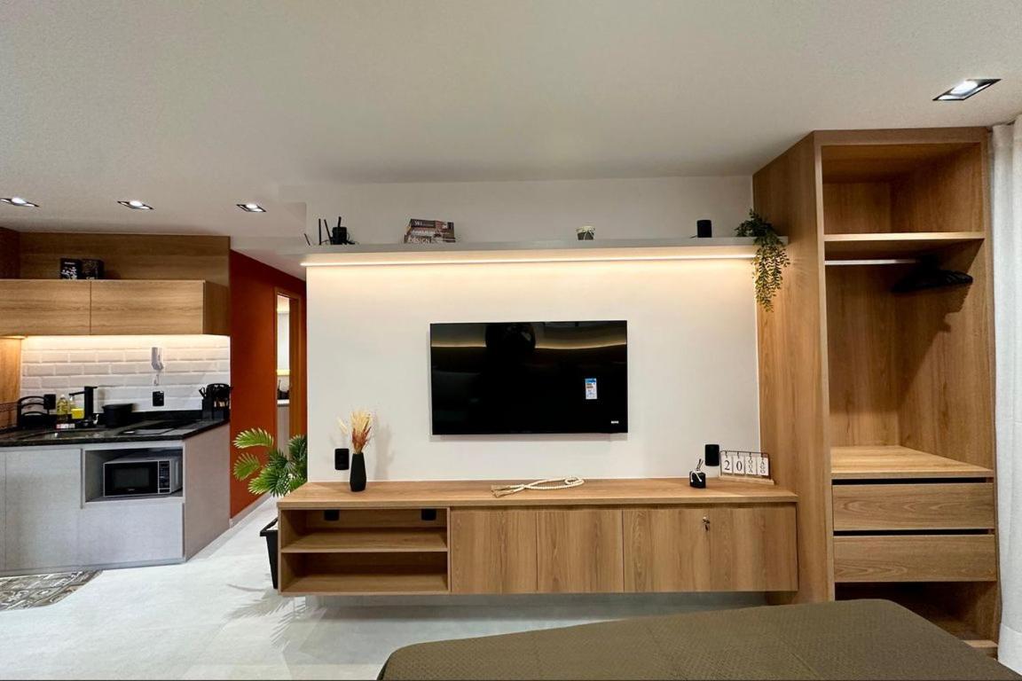 Studio 4pessoas, WiFi, Sauna, Enxoval, Arcos da Lapa, a 5 minutos da Petrobras, próximo a VLT e Metro para Copacabana