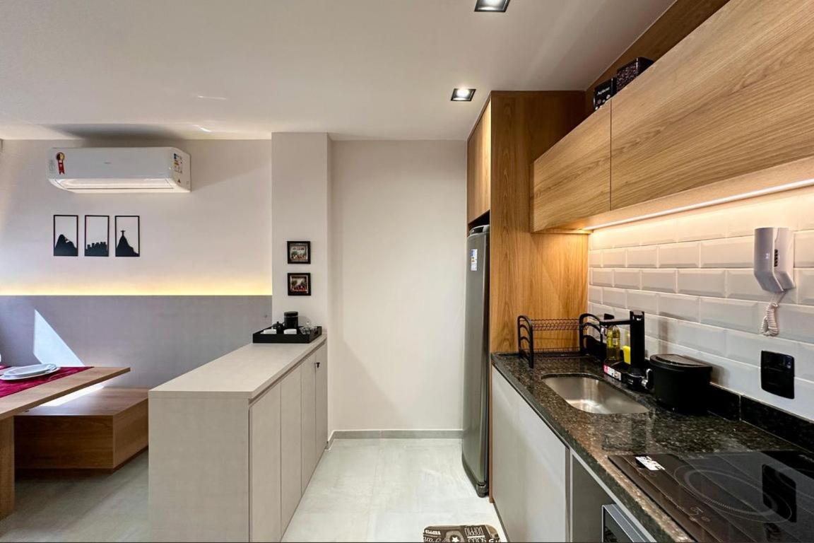 Studio 4pessoas, WiFi, Sauna, Enxoval, Arcos da Lapa, a 5 minutos da Petrobras, próximo a VLT e Metro para Copacabana