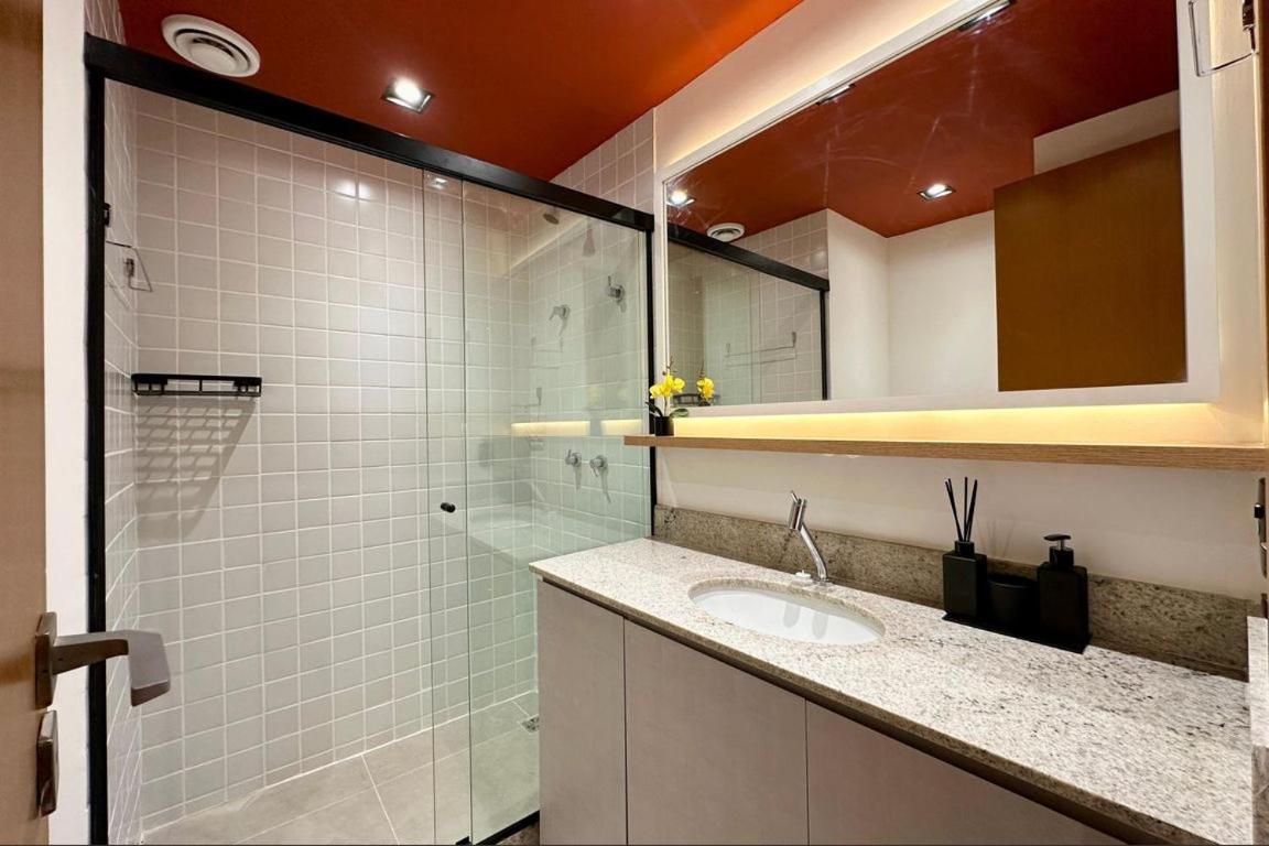 Studio 4pessoas, WiFi, Sauna, Enxoval, Arcos da Lapa, a 5 minutos da Petrobras, próximo a VLT e Metro para Copacabana