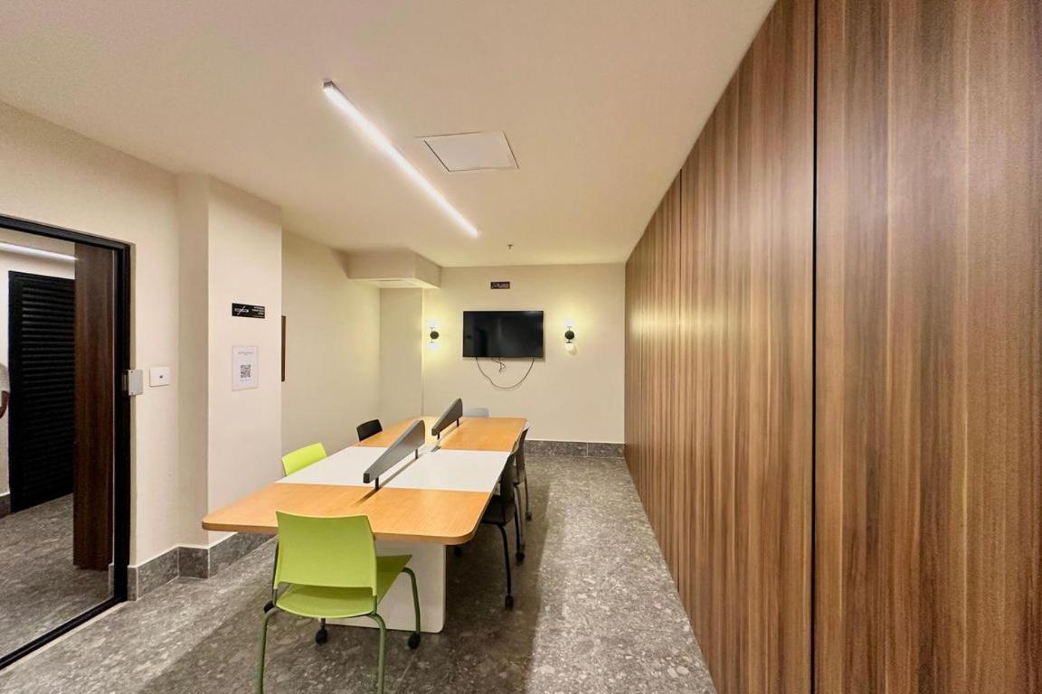 Studio 4pessoas, WiFi, Sauna, Enxoval, Arcos da Lapa, a 5 minutos da Petrobras, próximo a VLT e Metro para Copacabana