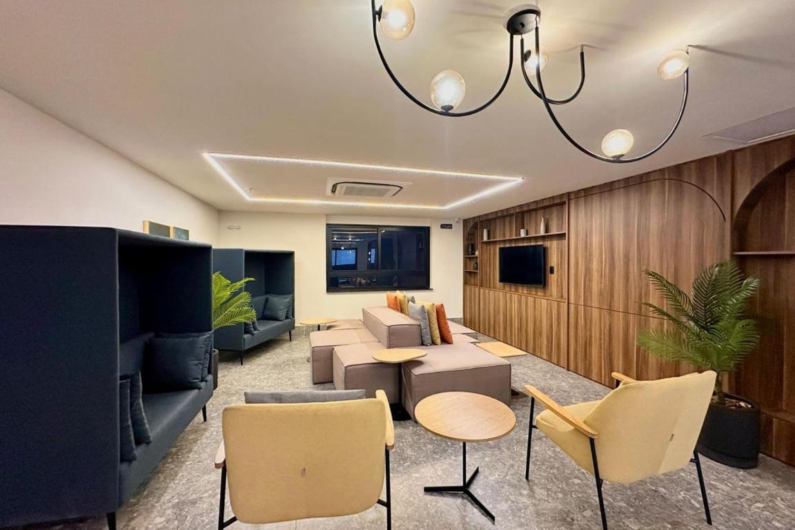 Studio 4pessoas, WiFi, Sauna, Enxoval, Arcos da Lapa, a 5 minutos da Petrobras, próximo a VLT e Metro para Copacabana