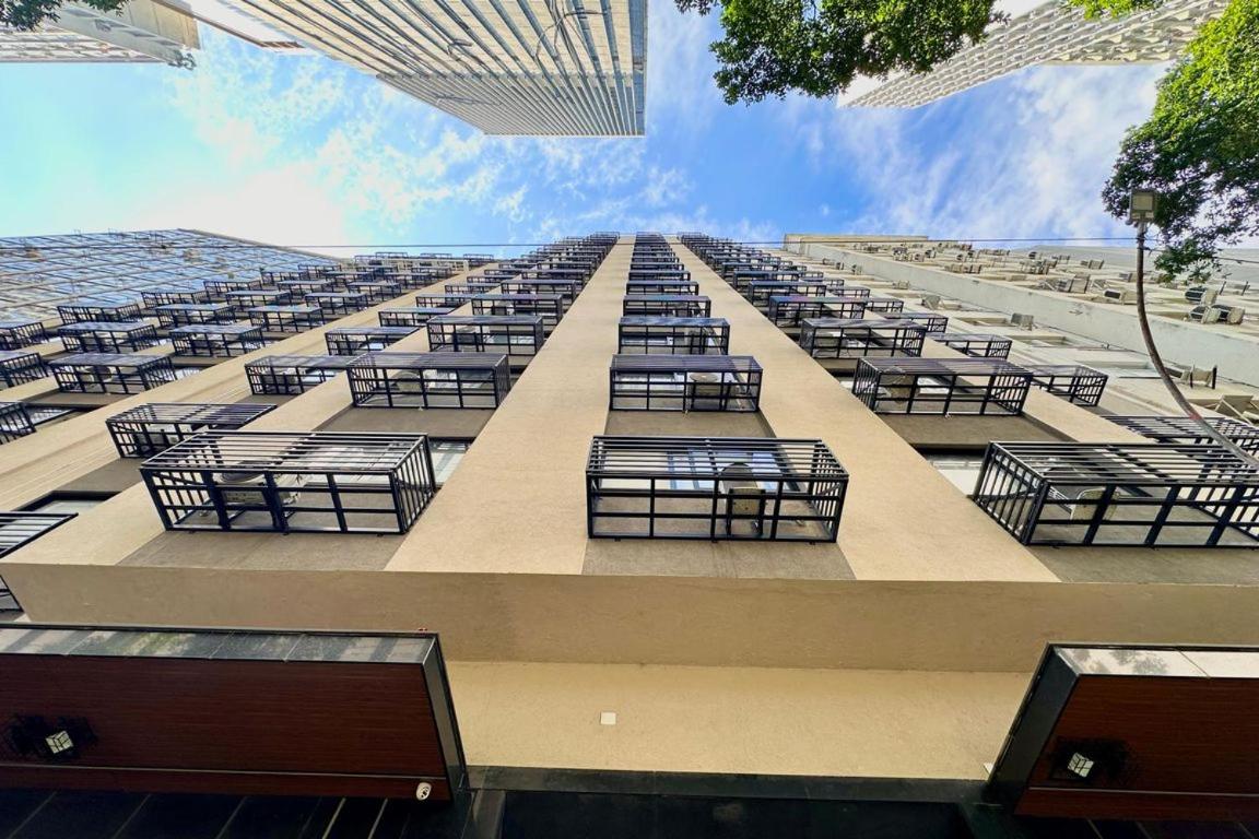Studio 4pessoas, WiFi, Sauna, Enxoval, Arcos da Lapa, a 5 minutos da Petrobras, próximo a VLT e Metro para Copacabana