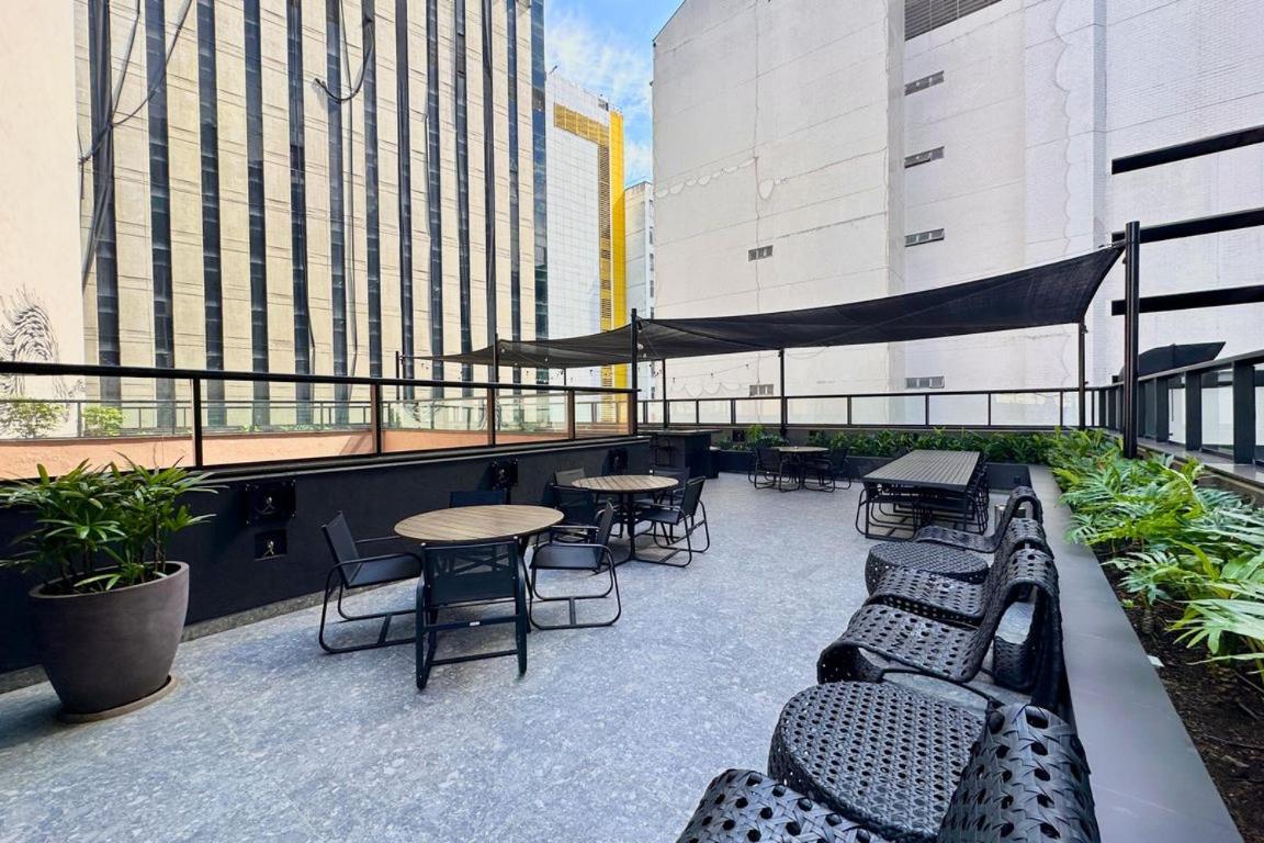 Studio 4pessoas, WiFi, Sauna, Enxoval, Arcos da Lapa, a 5 minutos da Petrobras, próximo a VLT e Metro para Copacabana