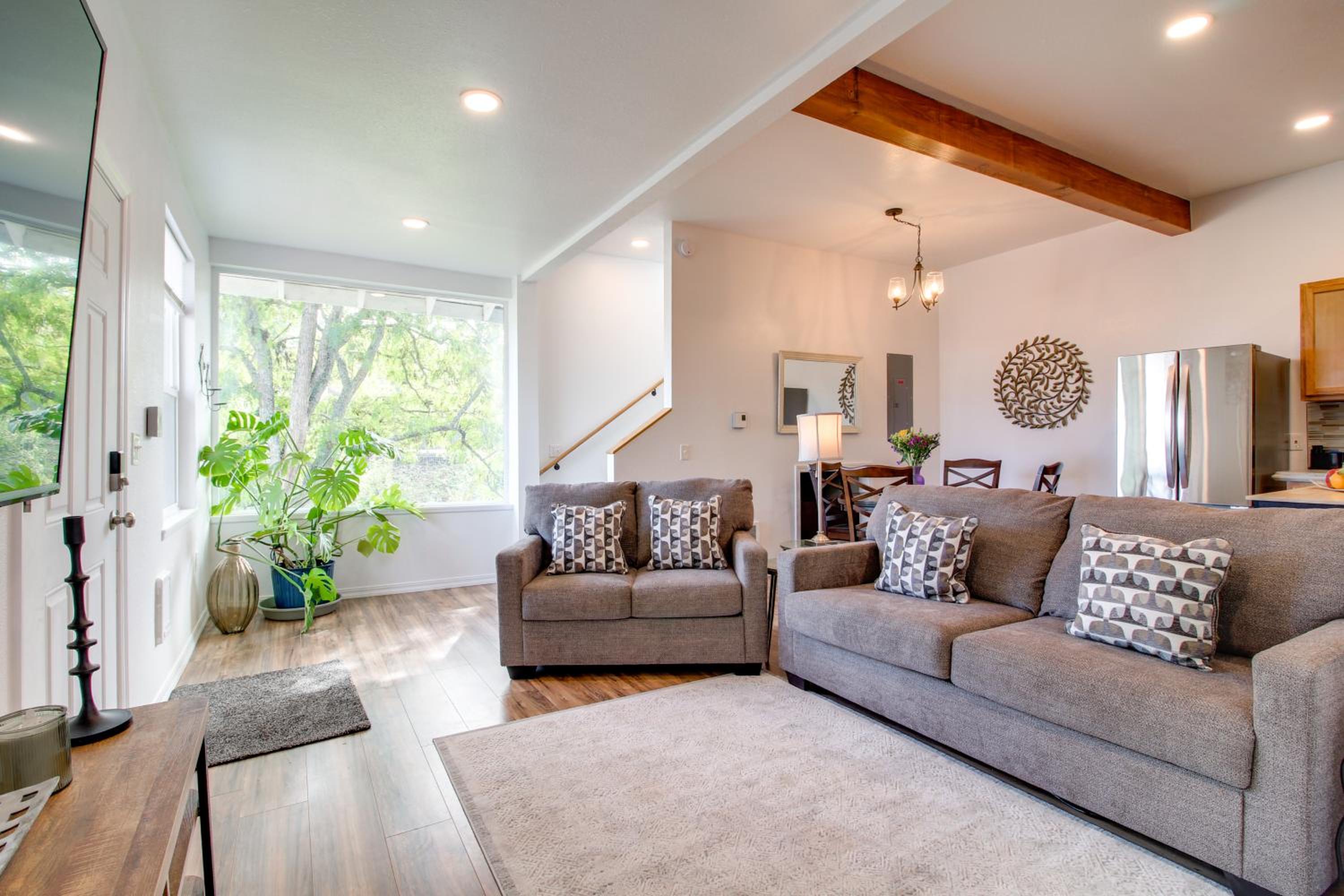 1 Mi to Dtwn Coos Bay Sleek Apt with Deck and Views!