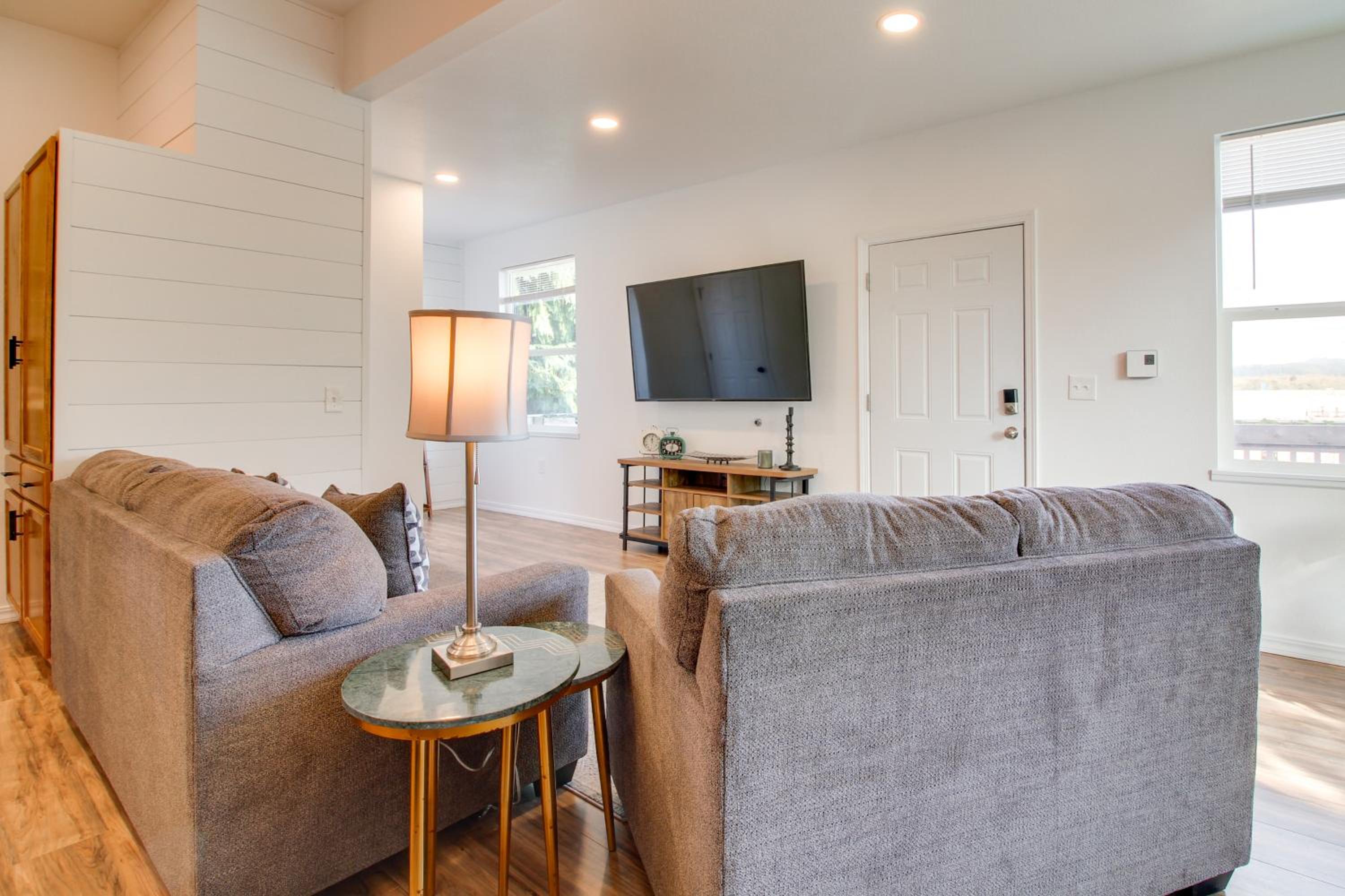 1 Mi to Dtwn Coos Bay Sleek Apt with Deck and Views!