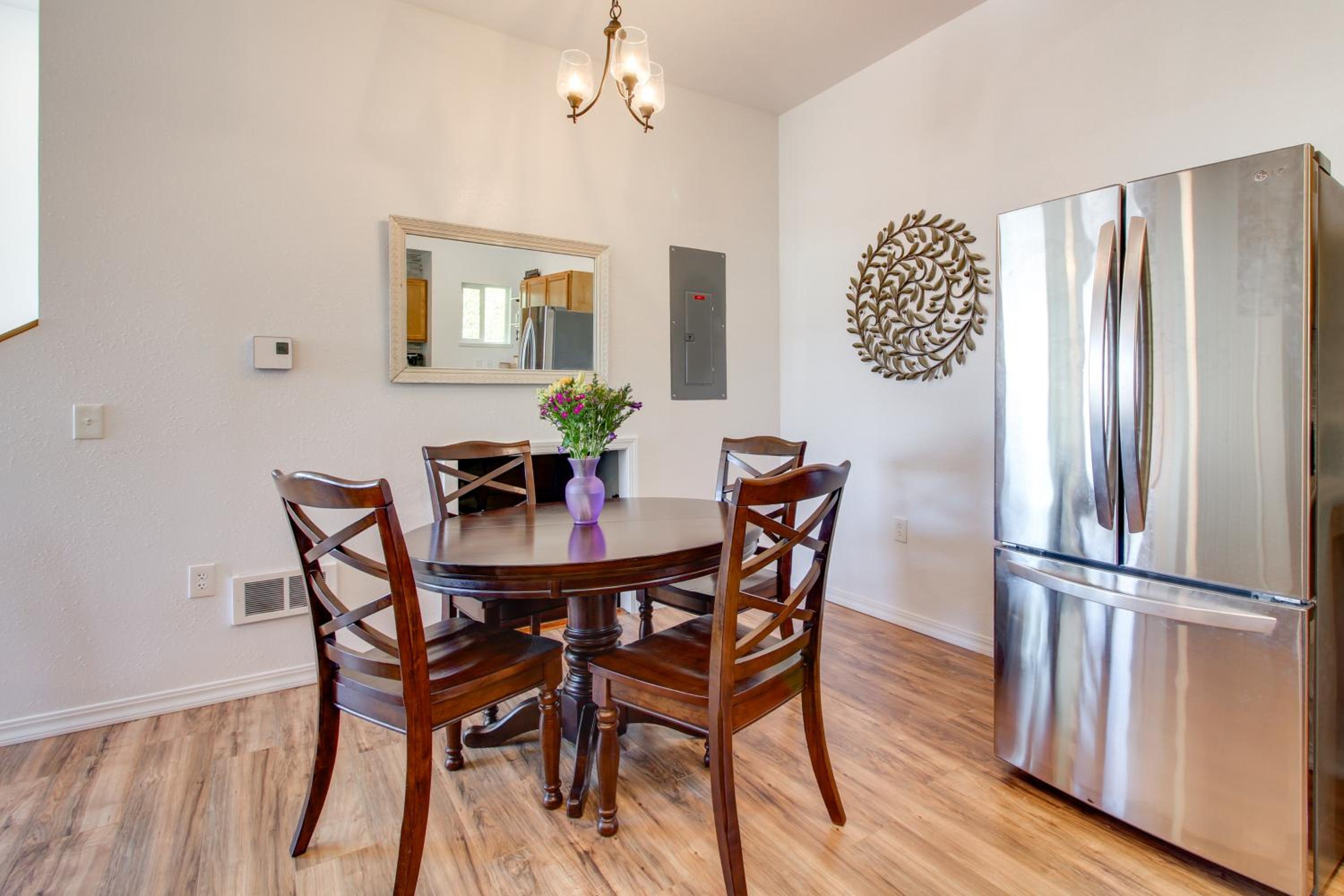 1 Mi to Dtwn Coos Bay Sleek Apt with Deck and Views!