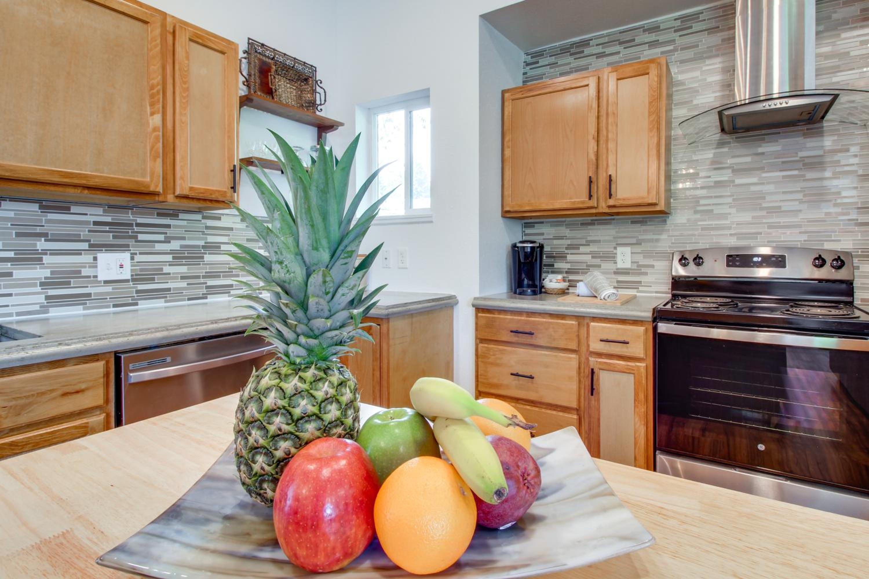 1 Mi to Dtwn Coos Bay Sleek Apt with Deck and Views!